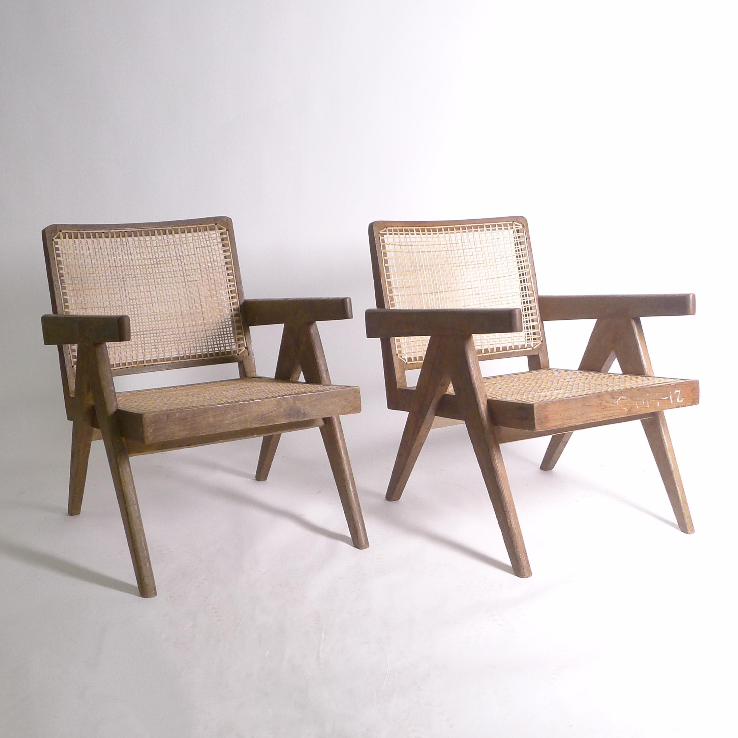 Milieu du XXe siècle Pierre Jeanneret, Paire de fauteuils bas, teck et canne, Chandigarh Inde années 1950 en vente