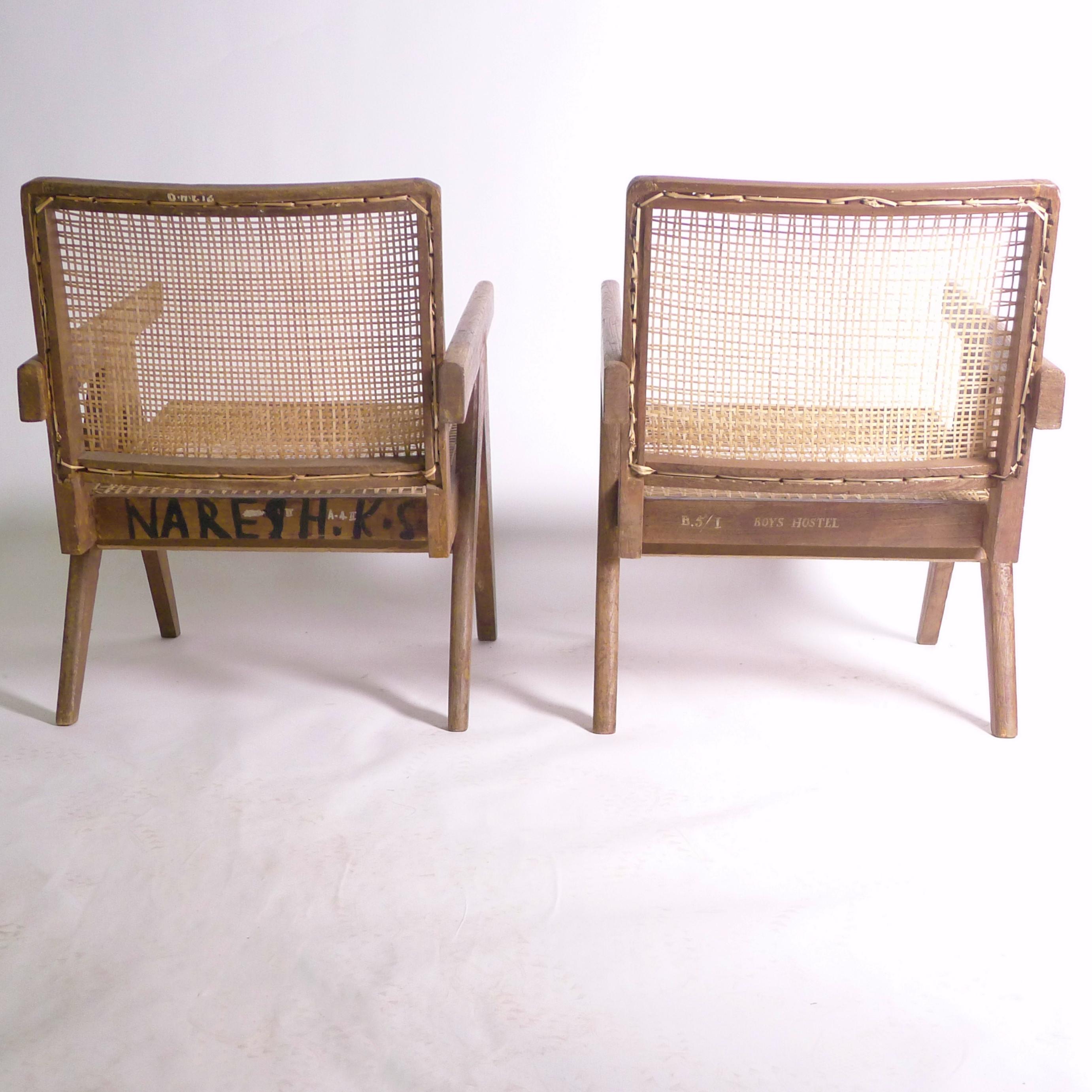 Canne Pierre Jeanneret, Paire de fauteuils bas, teck et canne, Chandigarh Inde années 1950 en vente