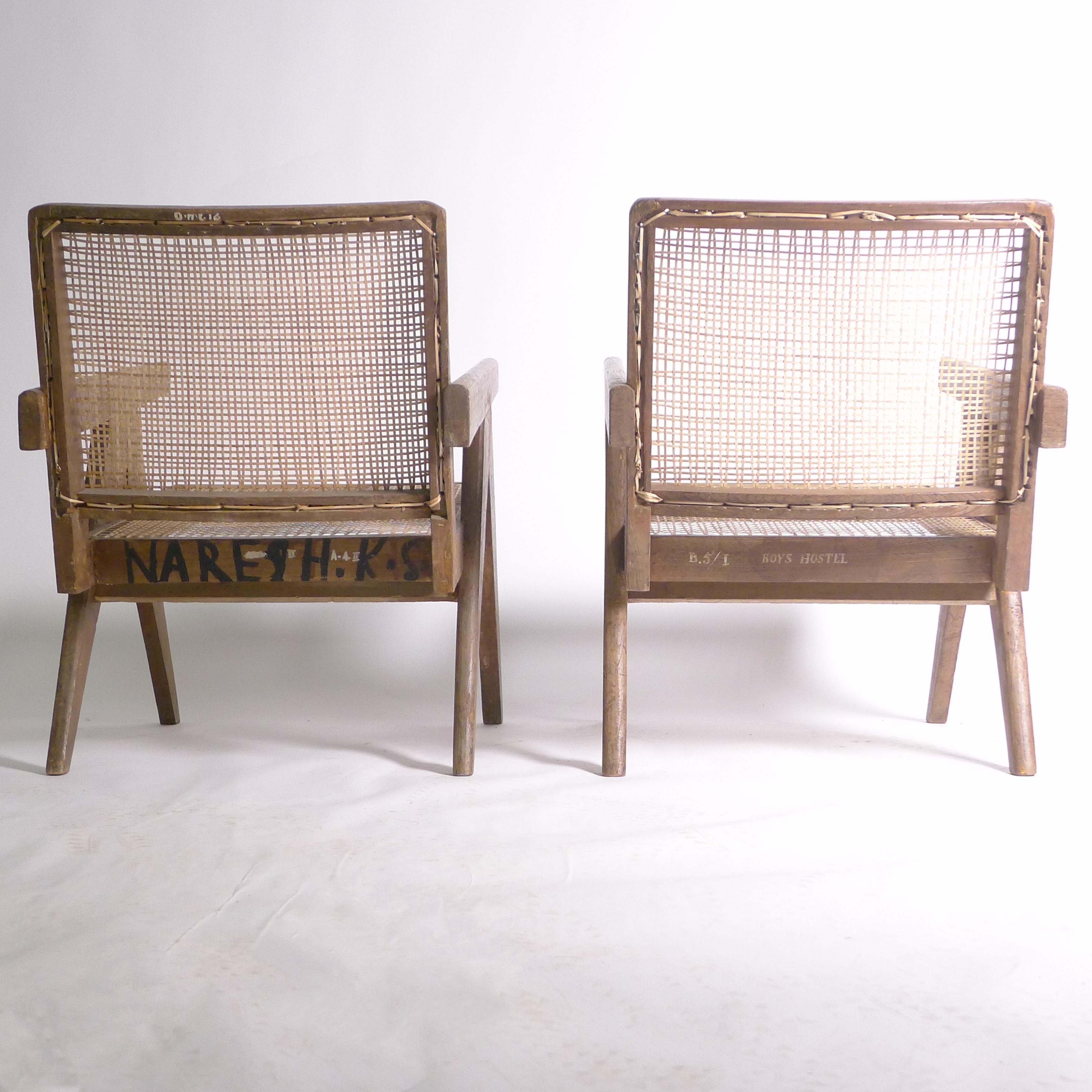 Pierre Jeanneret, Paire de fauteuils bas, teck et canne, Chandigarh Inde années 1950 en vente 1