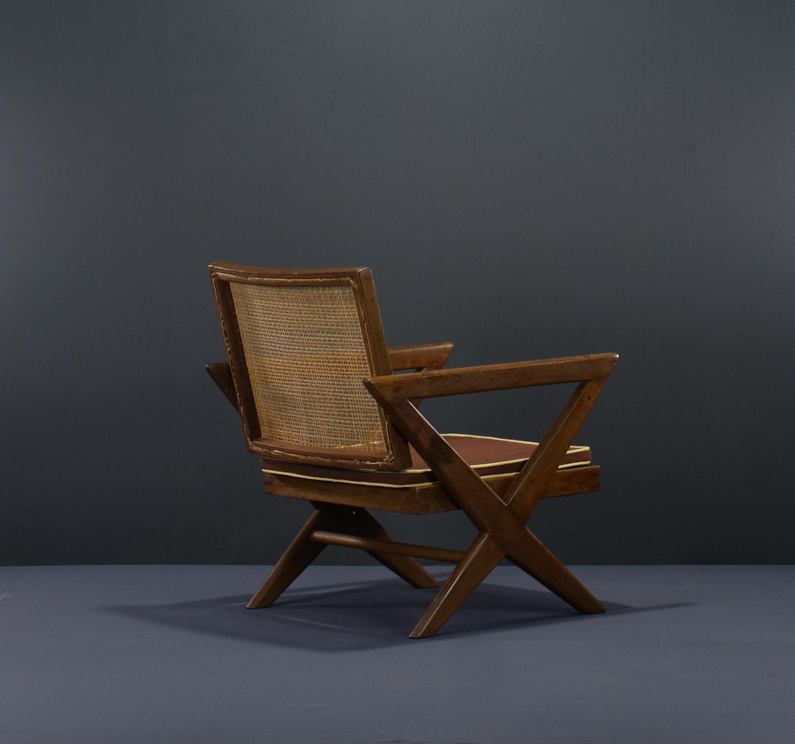 Indien Pierre Jeanneret paire de chaises à pieds en forme de X  PJ-SI-45-A / Authentique Milieu du Siècle en vente