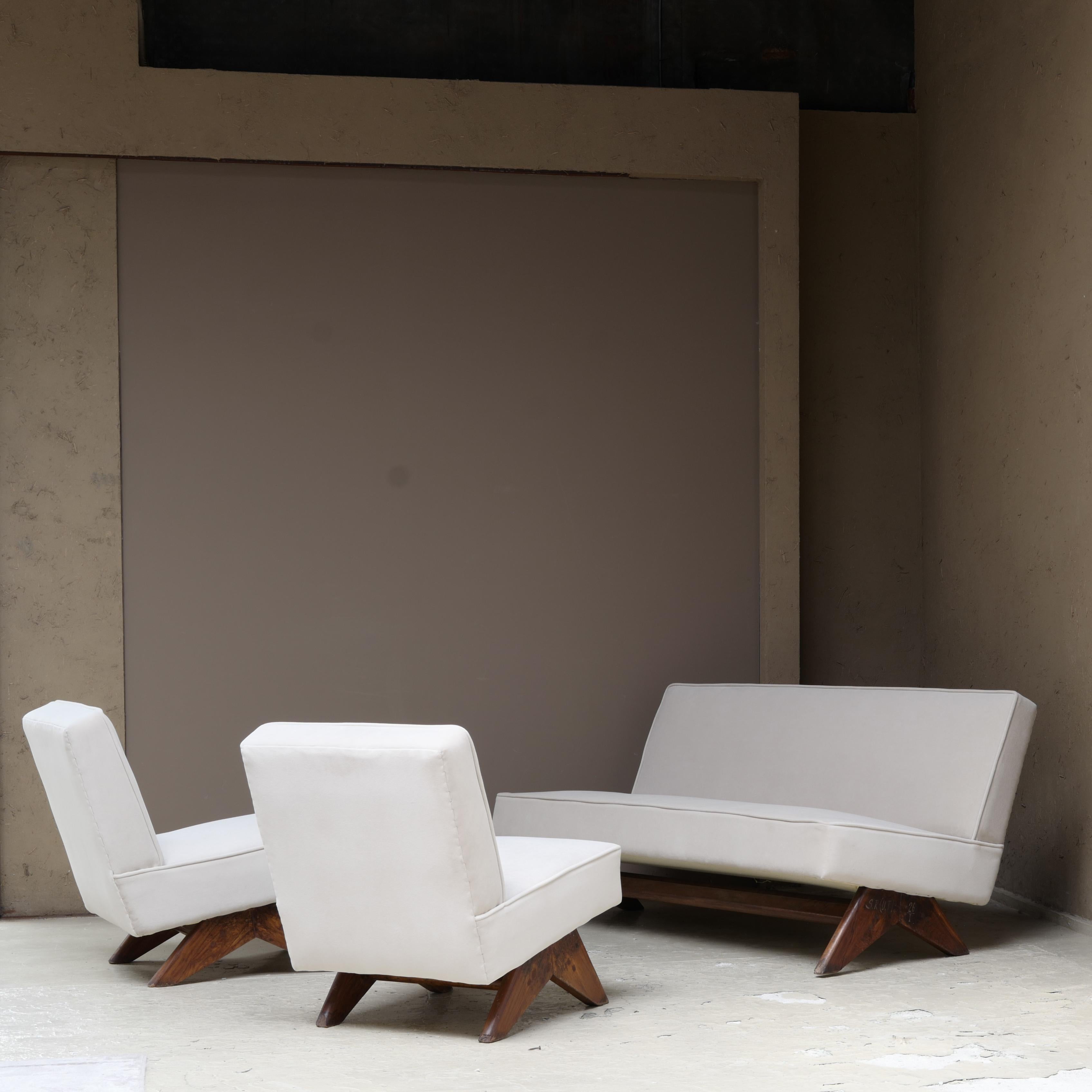 PH362 , PH361 for Chandigarh,India. designed by Pierre Jeanneret.
Since it was actually used, there are some scratches, but it is generally in good condition.
Already reupholstered with new fabric.
I can sent more detail picture.please contact