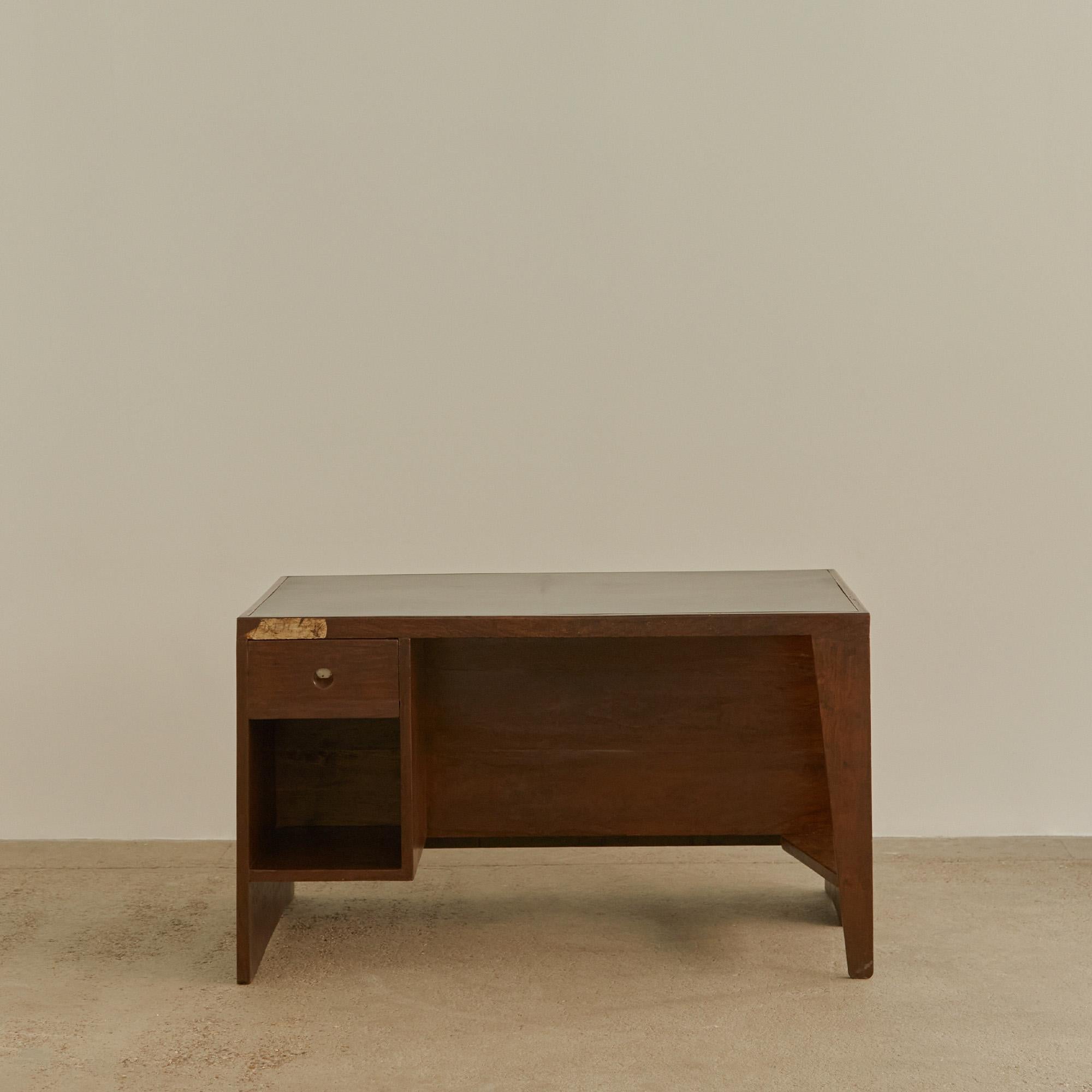Pierre Jeanneret, figura chiave del modernismo e frequente collaboratore di suo cugino Le Corbusier, è noto per i suoi progetti iconici, tra cui quelli creati per la città utopica di Chandigarh in India. Tra questi c'è la scrivania PJ-BU-02-A,