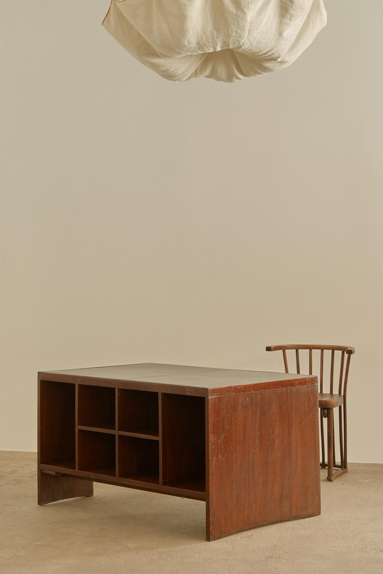 Scrivania Pierre Jeanneret Pigeon Hole, 1957 in vendita 1