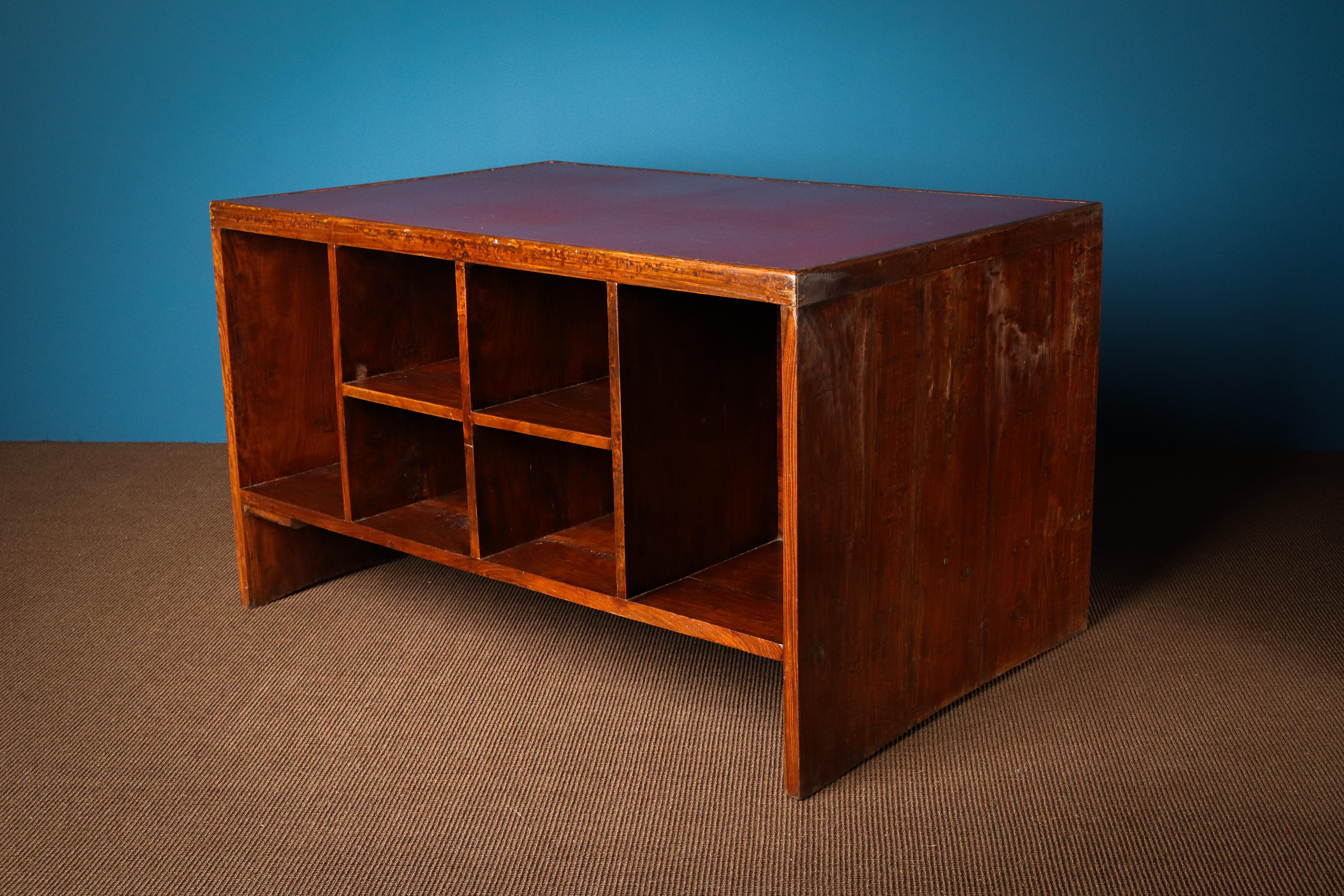 Ein seltener Schreibtisch von Pierre Jeanneret für die Verwaltungsgebäude von Chandigarh in Indien, ca. 1955-1960.

Dieses ikonische Modell verfügt über einen massiven Teakholzrahmen mit einer unrestaurierten Patina, die seine authentische