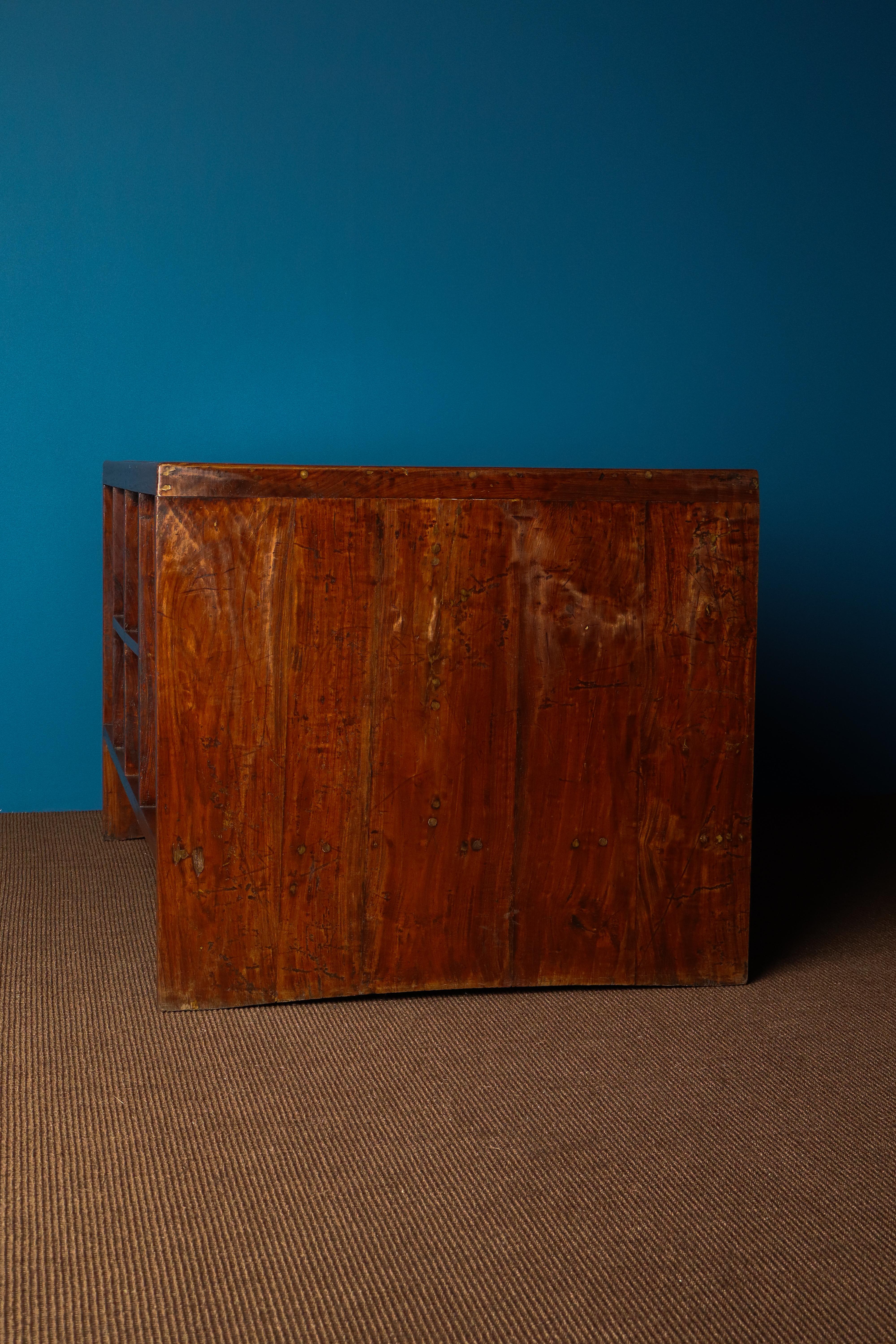 Pierre Jeanneret Pigeonhole-Schreibtisch mit burgunderfarbener Lederplatte, Chandigarh, 1950er Jahre (Brutalismus) im Angebot