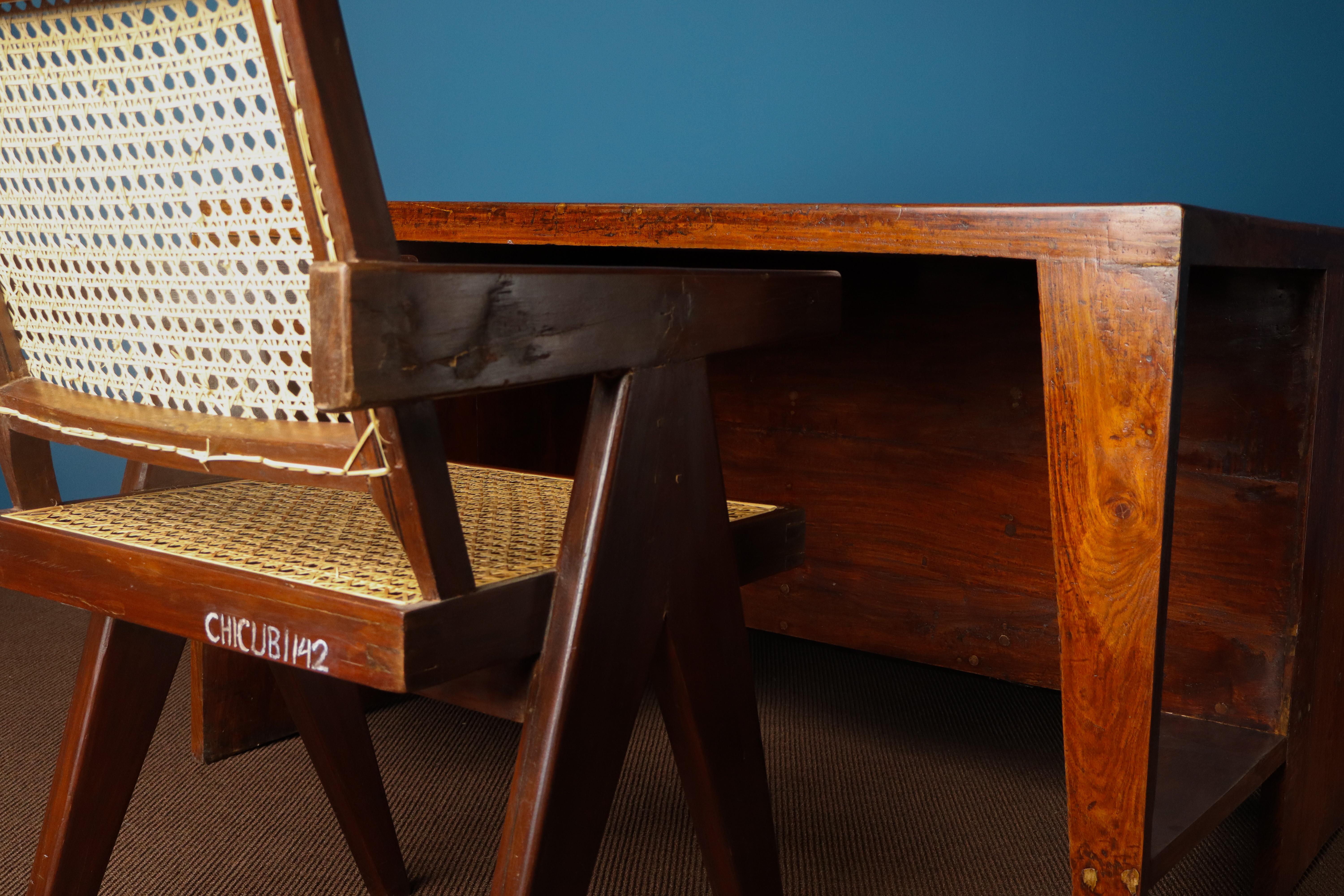 Pierre Jeanneret Pigeonhole-Schreibtisch mit burgunderfarbener Lederplatte, Chandigarh, 1950er Jahre (Indisch) im Angebot