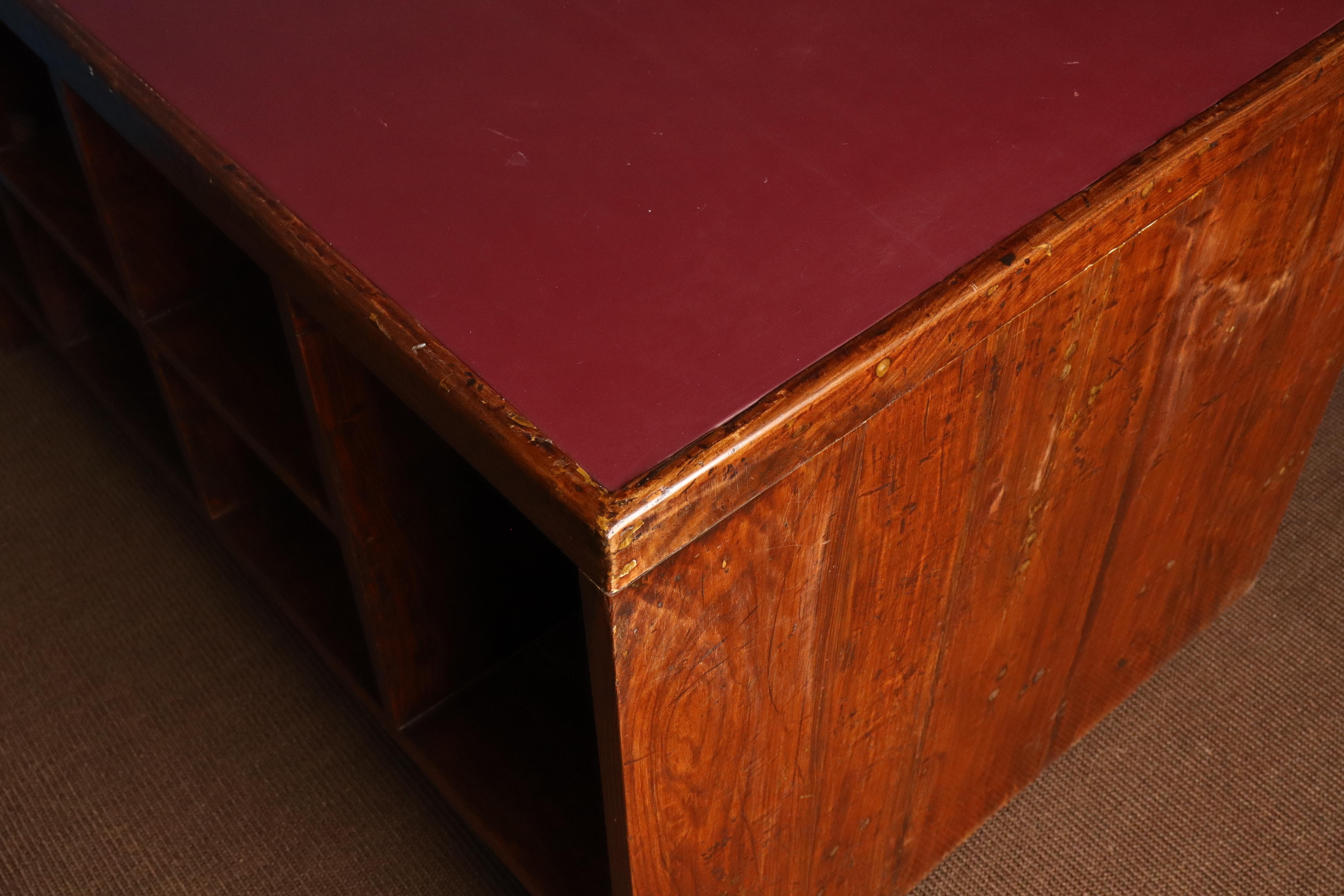 Pierre Jeanneret Pigeonhole-Schreibtisch mit burgunderfarbener Lederplatte, Chandigarh, 1950er Jahre im Zustand „Gut“ im Angebot in Knokke-Heist, BE