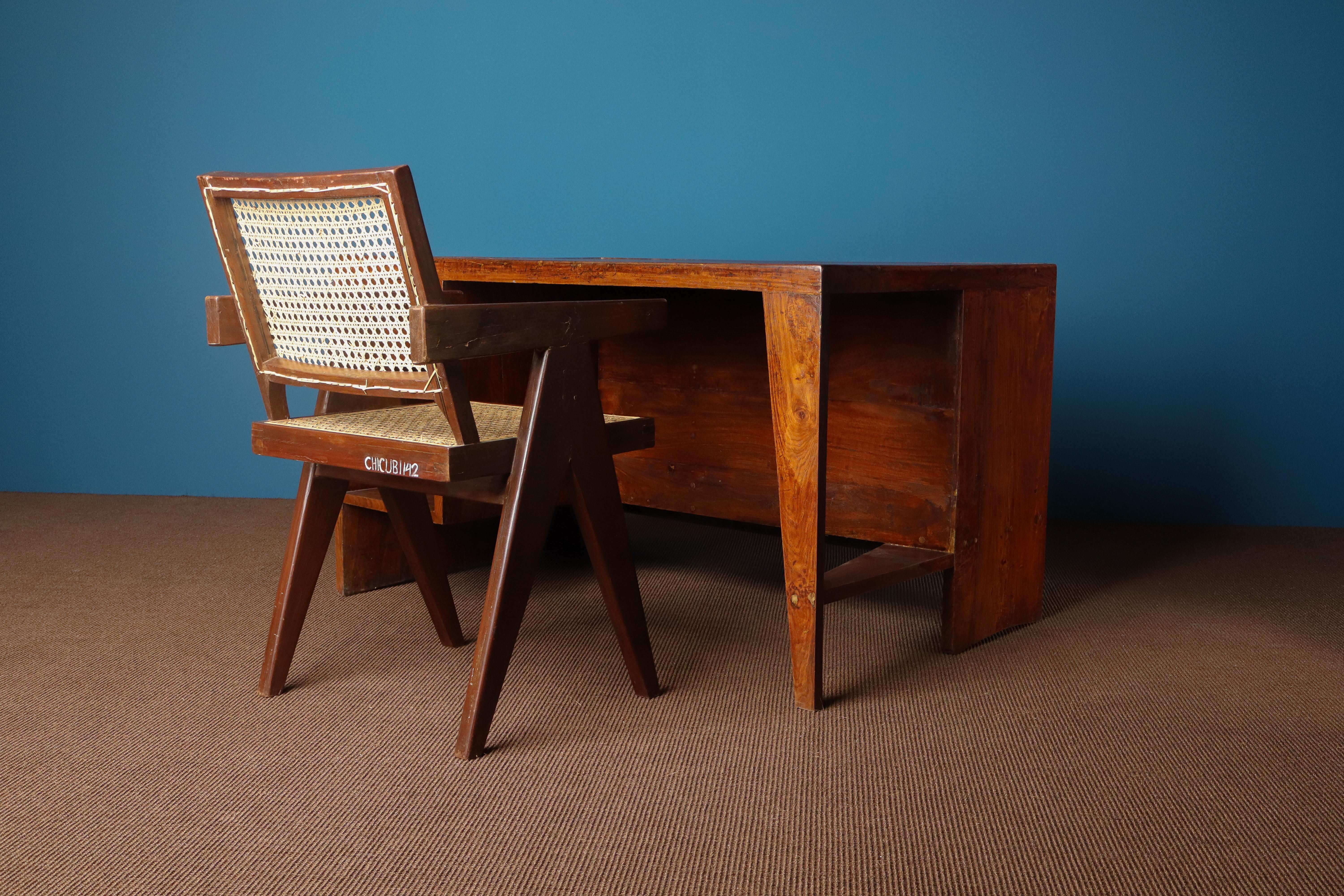 Pierre Jeanneret Pigeonhole-Schreibtisch mit burgunderfarbener Lederplatte, Chandigarh, 1950er Jahre (Mitte des 20. Jahrhunderts) im Angebot