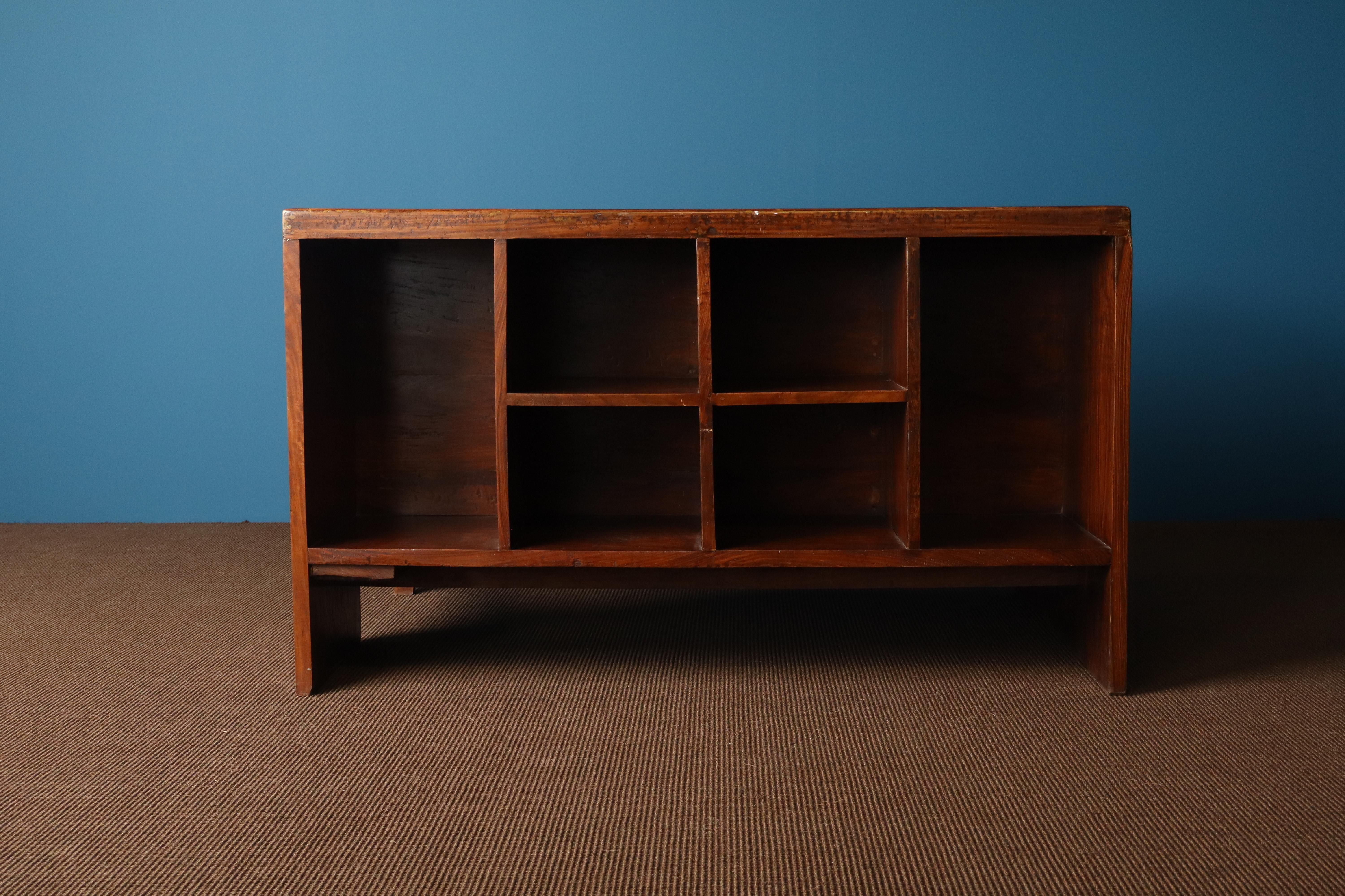 Pierre Jeanneret Pigeonhole-Schreibtisch mit burgunderfarbener Lederplatte, Chandigarh, 1950er Jahre im Angebot 1