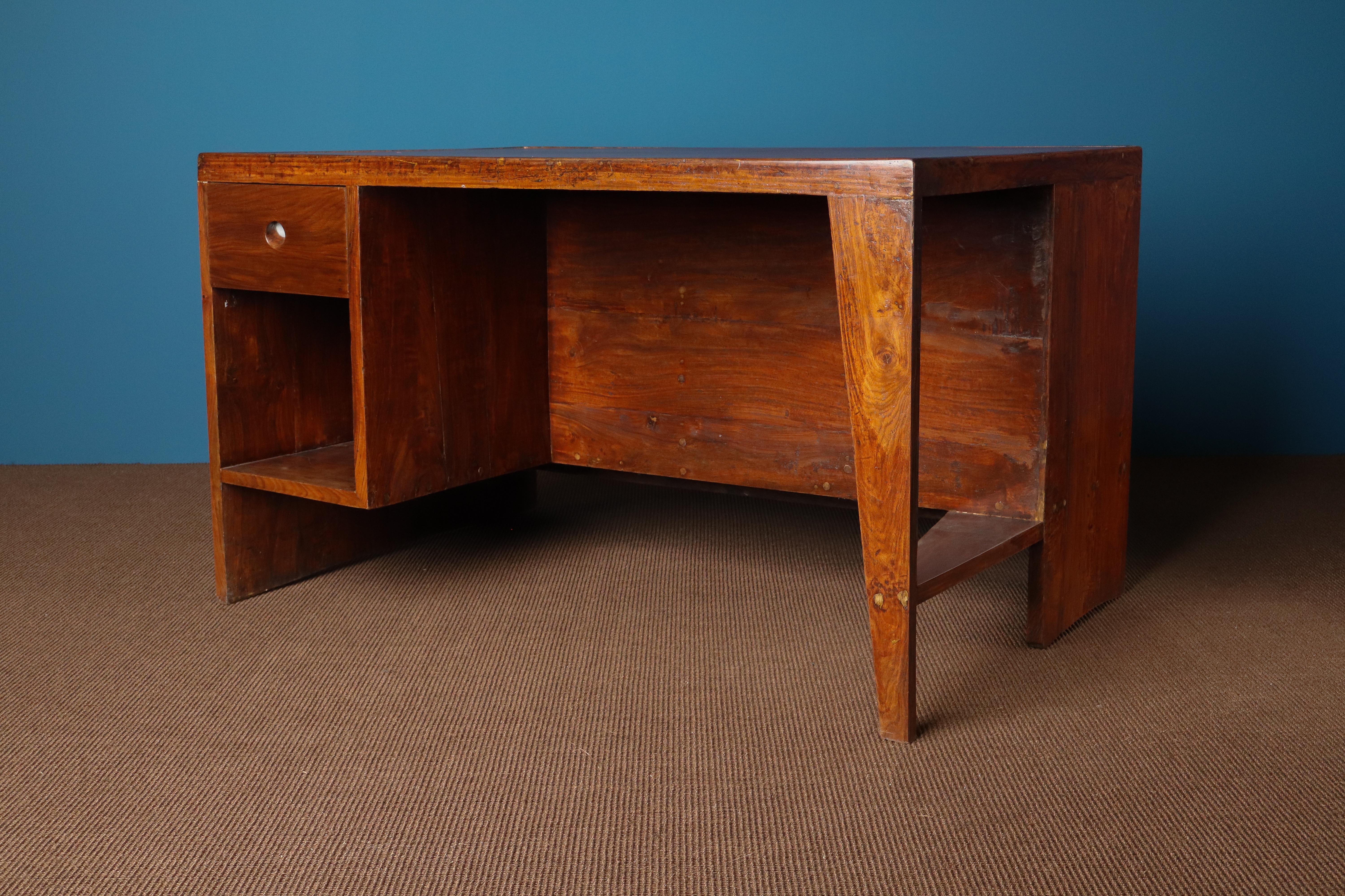 Pierre Jeanneret Pigeonhole-Schreibtisch mit burgunderfarbener Lederplatte, Chandigarh, 1950er Jahre im Angebot 2
