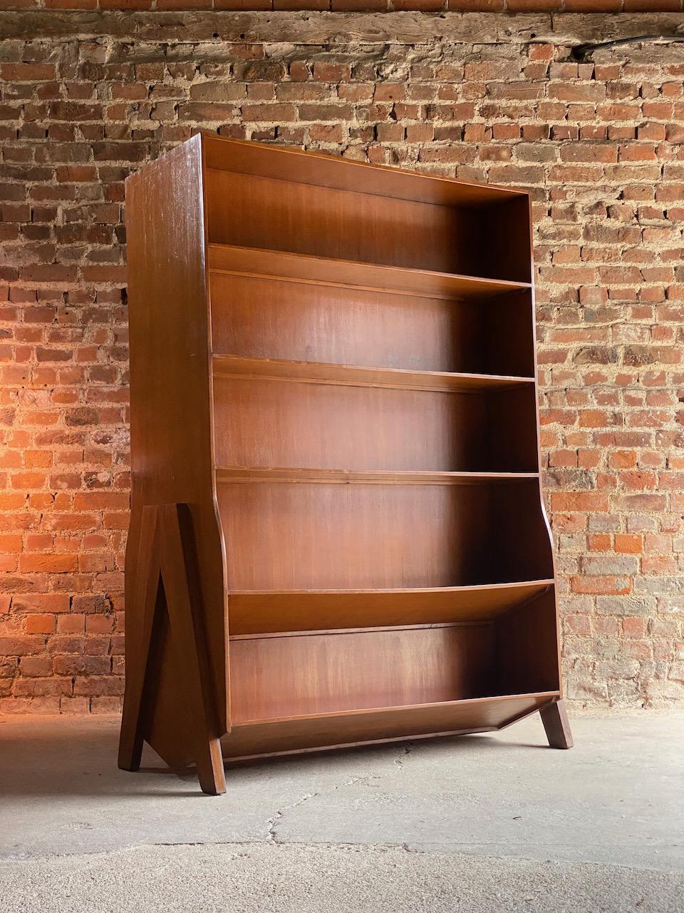 Pierre Jeanneret PJ-050112 double sided bookcase Chandigarh, Circa 1960

Fabulous mid twentieth century Pierre Jeanneret Model PJ-050112 double-sided bookcase or Shelf unit in solid teak and teak veneer Chandigarh India circa 1960. The unit open