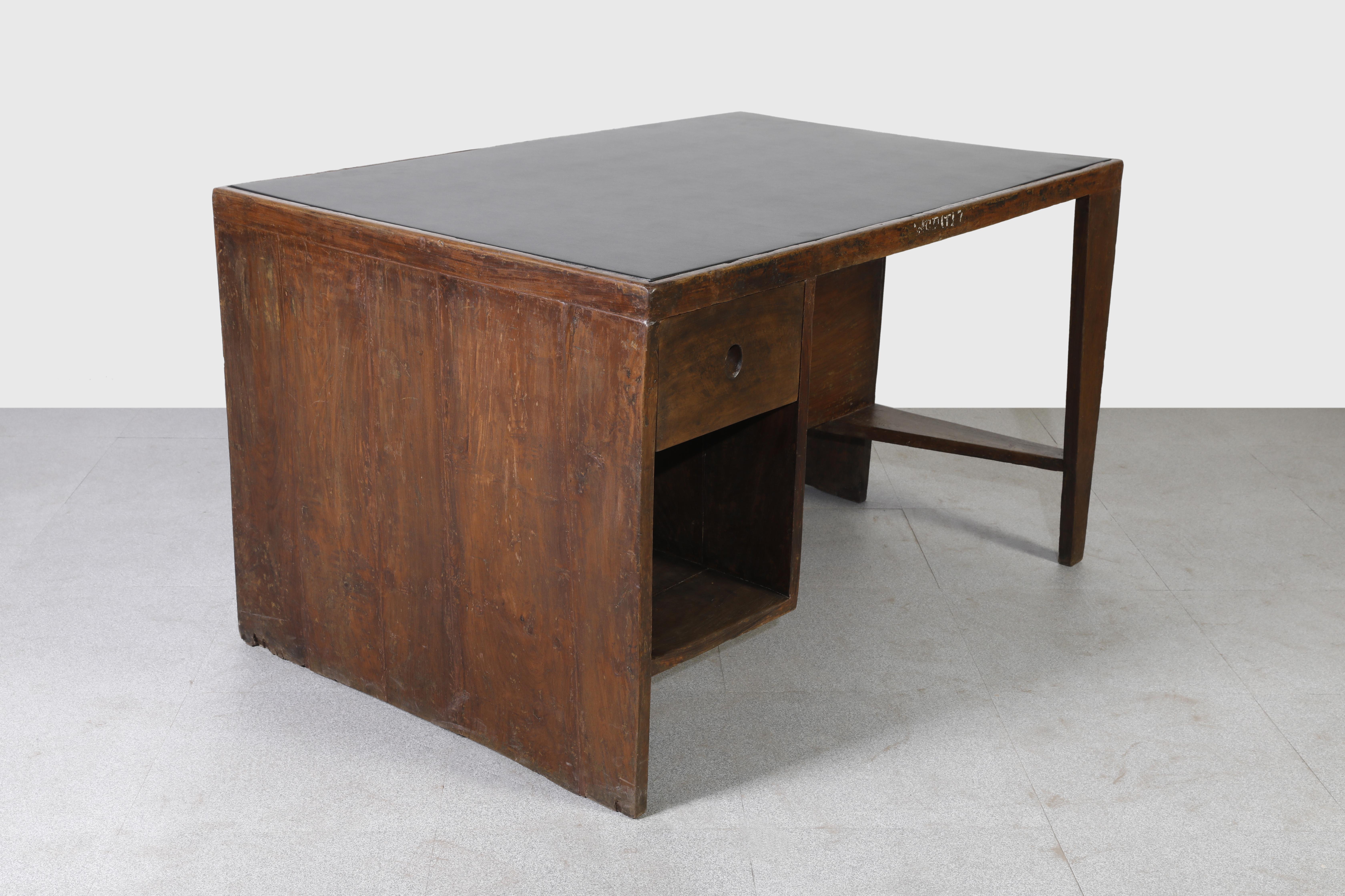 Mid-Century Modern Pierre Jeanneret PJ-BU-02-A Bureau en forme de trou de pigeon / Authentique mi-siècle moderne en vente