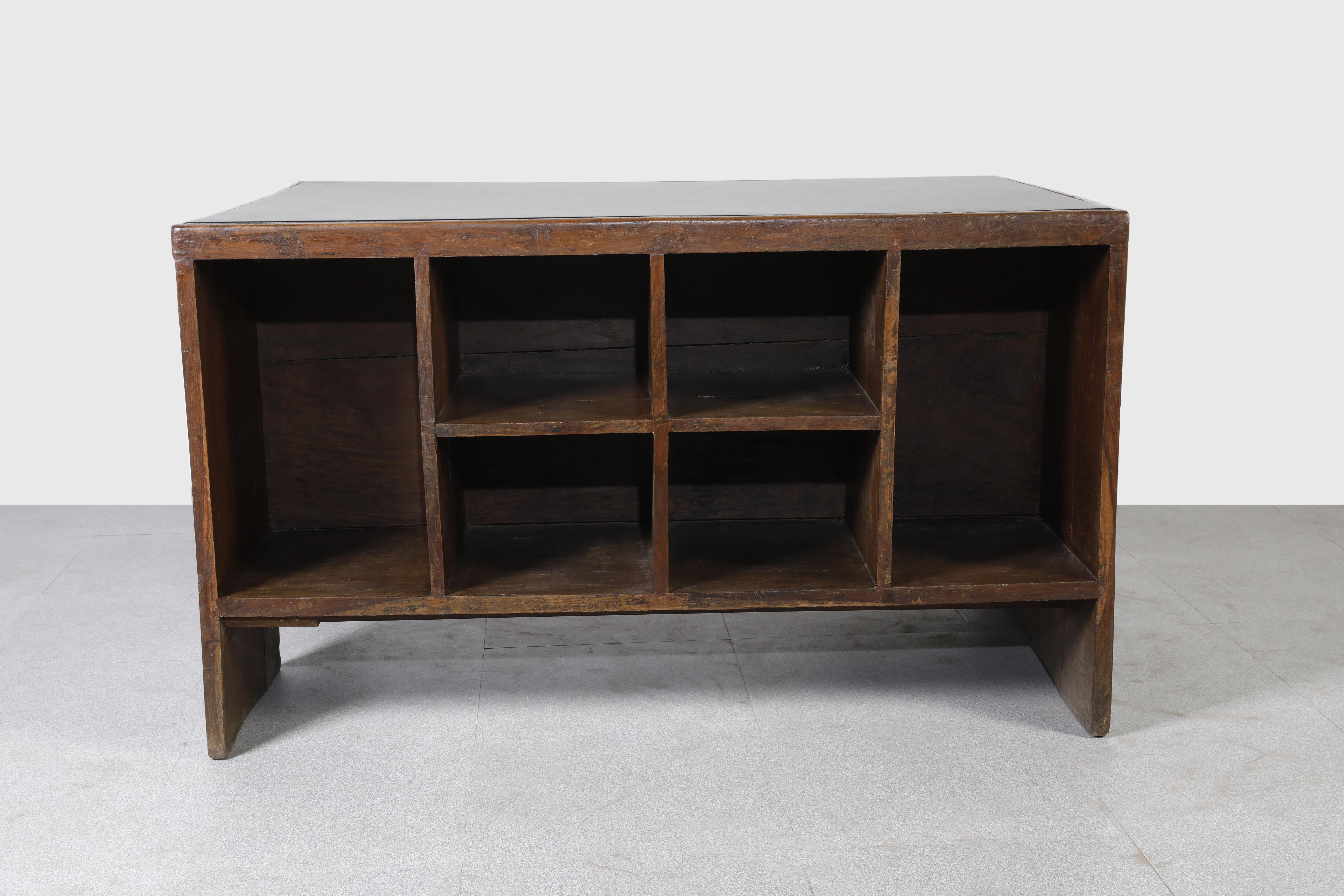 Indien Pierre Jeanneret PJ-BU-02-A Bureau en forme de trou de pigeon / Authentique mi-siècle moderne en vente