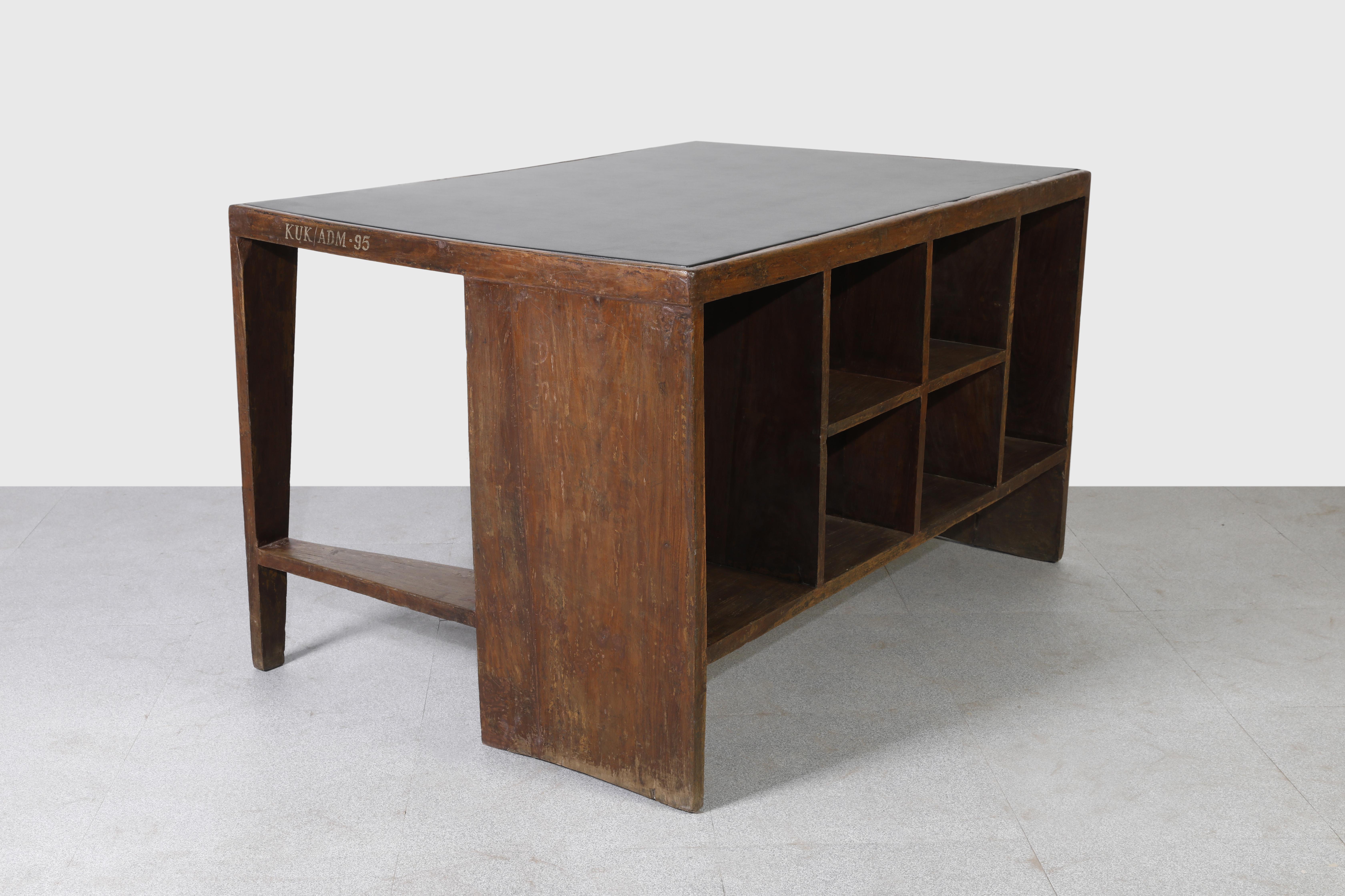 Fait main Pierre Jeanneret PJ-BU-02-A Bureau en forme de trou de pigeon / Authentique mi-siècle moderne en vente