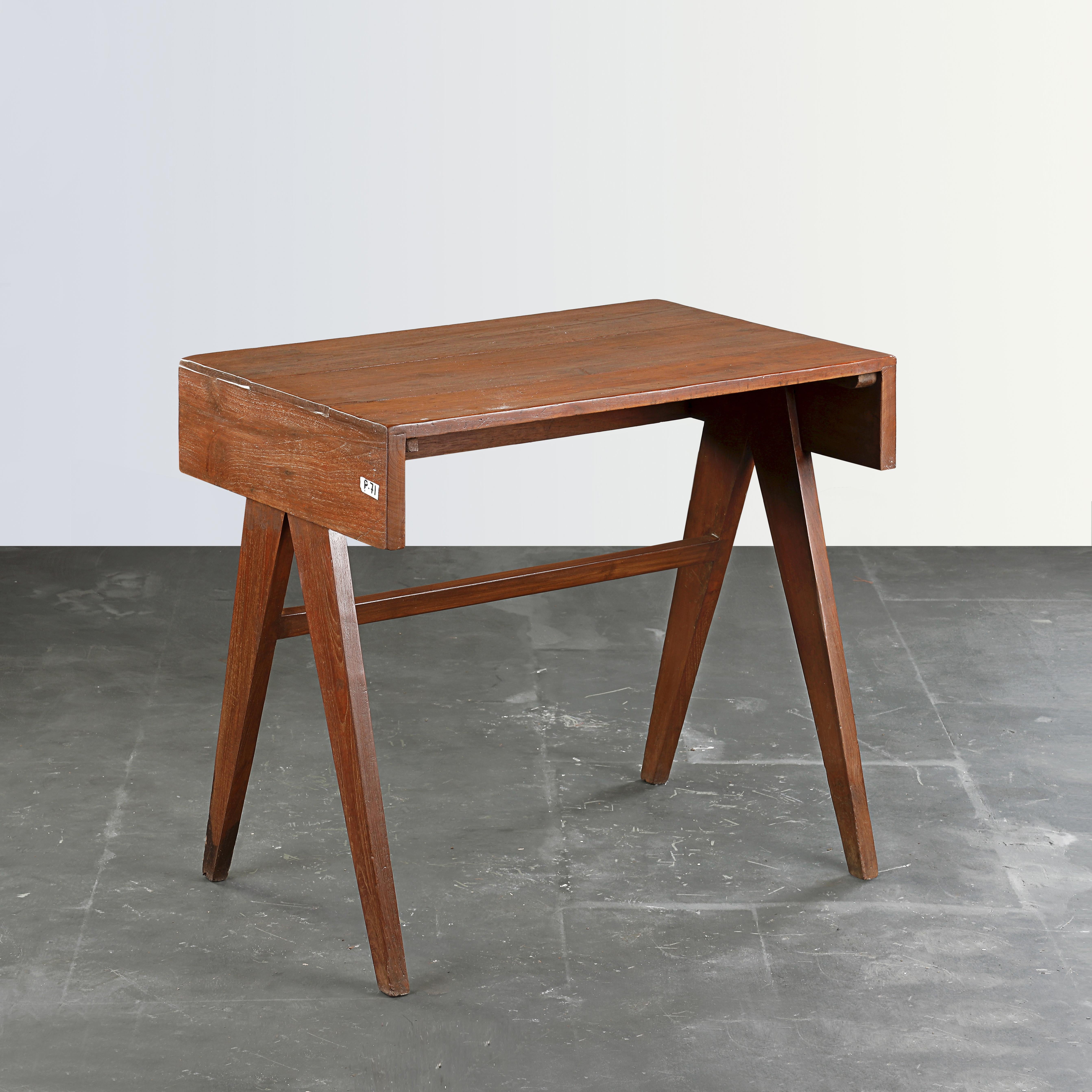 Dieser Schreibtisch ist eine Ikone des Designs. Es ist roh in seiner Einfachheit zeigt es ein leicht patiniertes Material. Die Form ist schön zerbrechlich und hat eine wunderbare Farbe. Wir restaurieren sie nicht allzu sehr. So bewahren wir so viel