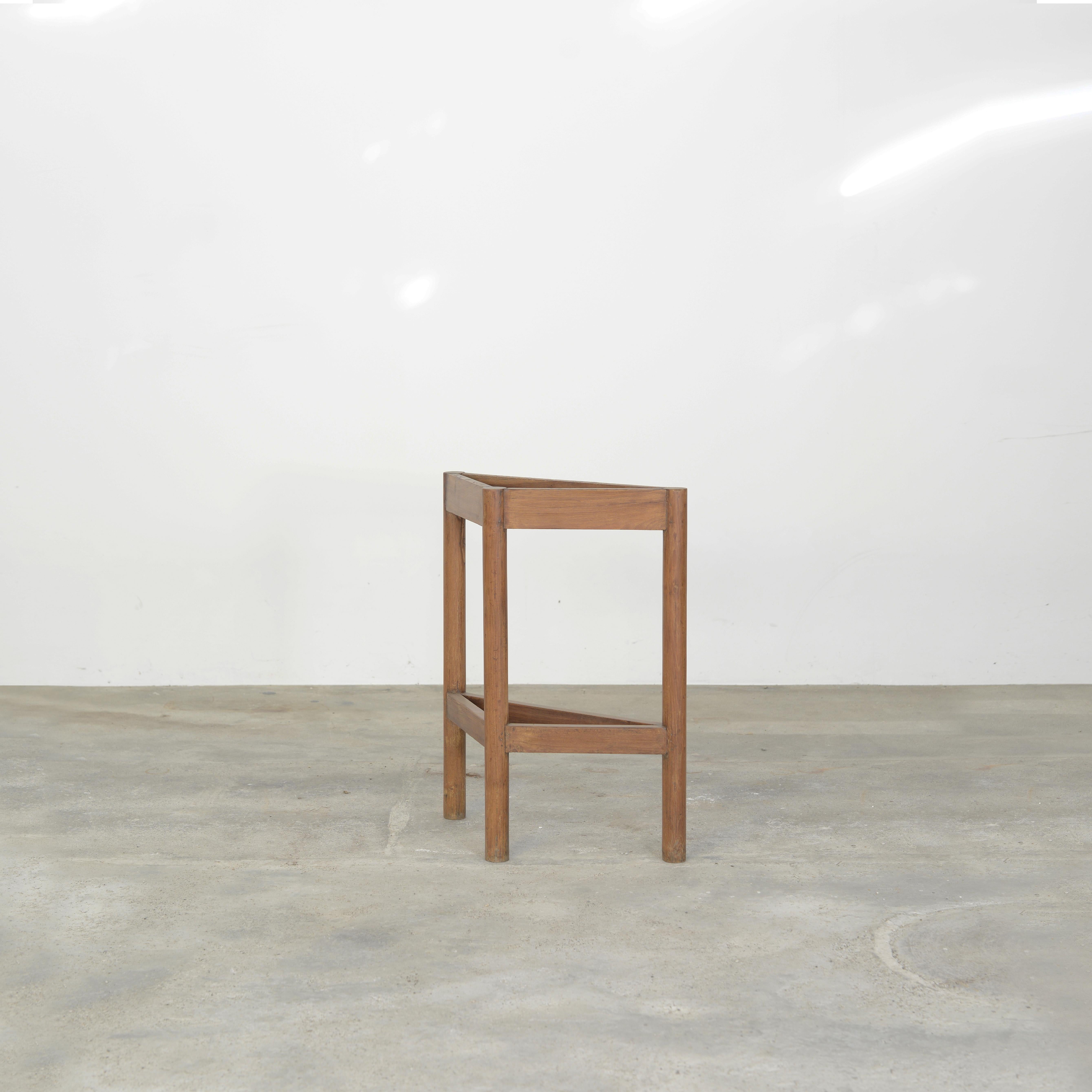 The relationship between the two elements ensures a balanced composition. The careful alignment and proportions create an equilibrium, giving a sense of coherent design. Both tension and harmony create a unity. Sculptural qualities define this