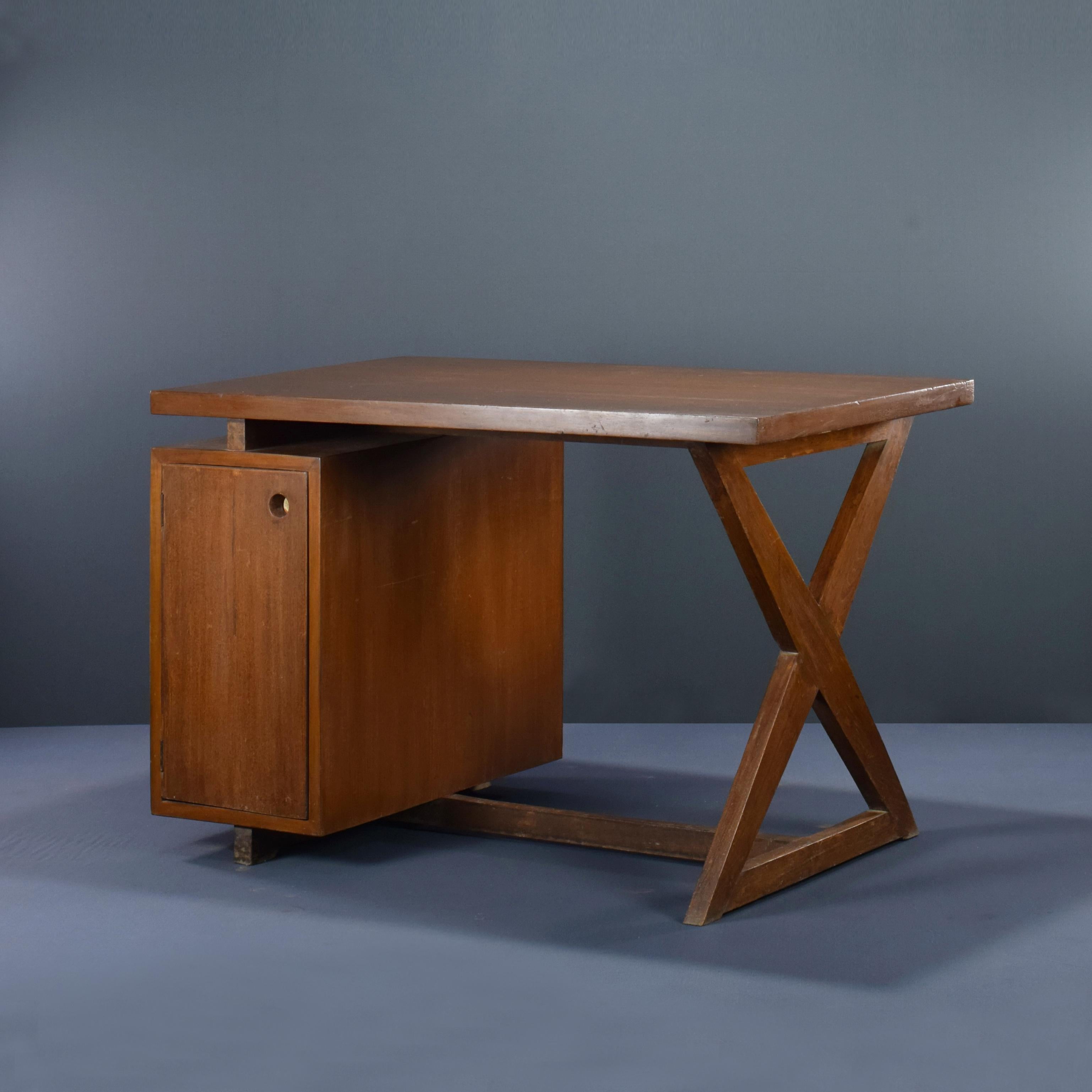 Pierre Jeanneret PJ-BU-19-A Administrationstisch / Authentischer Mid-Century Modern Schreibtisch im Angebot 1