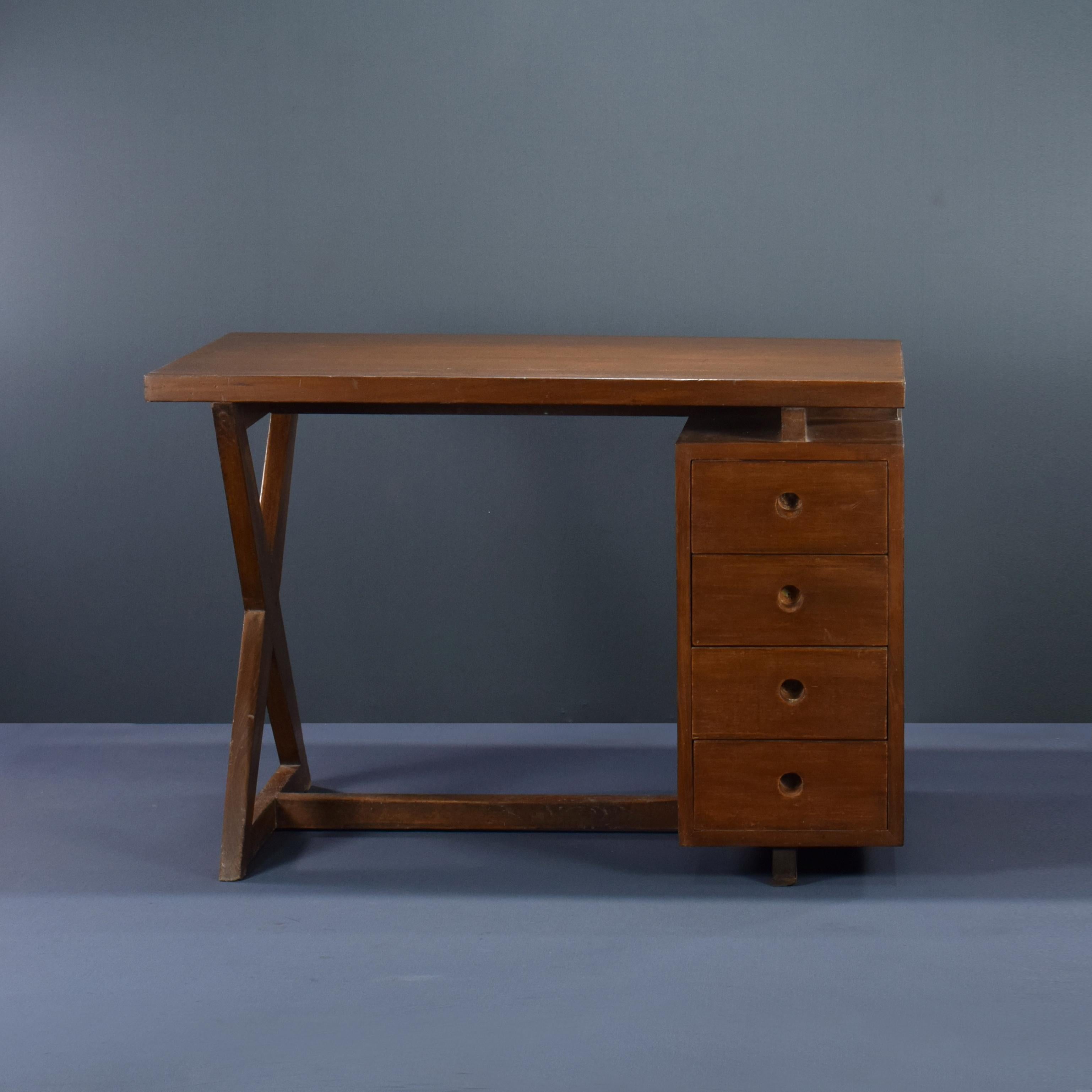 Dieser Schreibtisch ist in seiner Schlichtheit roh und verkörpert die reinen Ideen von Pierre Jeanneret. Es ist ein sehr starkes Stück, das ich sehr liebe, es ist auf die Elemente beschränkt, die es braucht: Schubladen, Platte und ein X-Fuß, um die