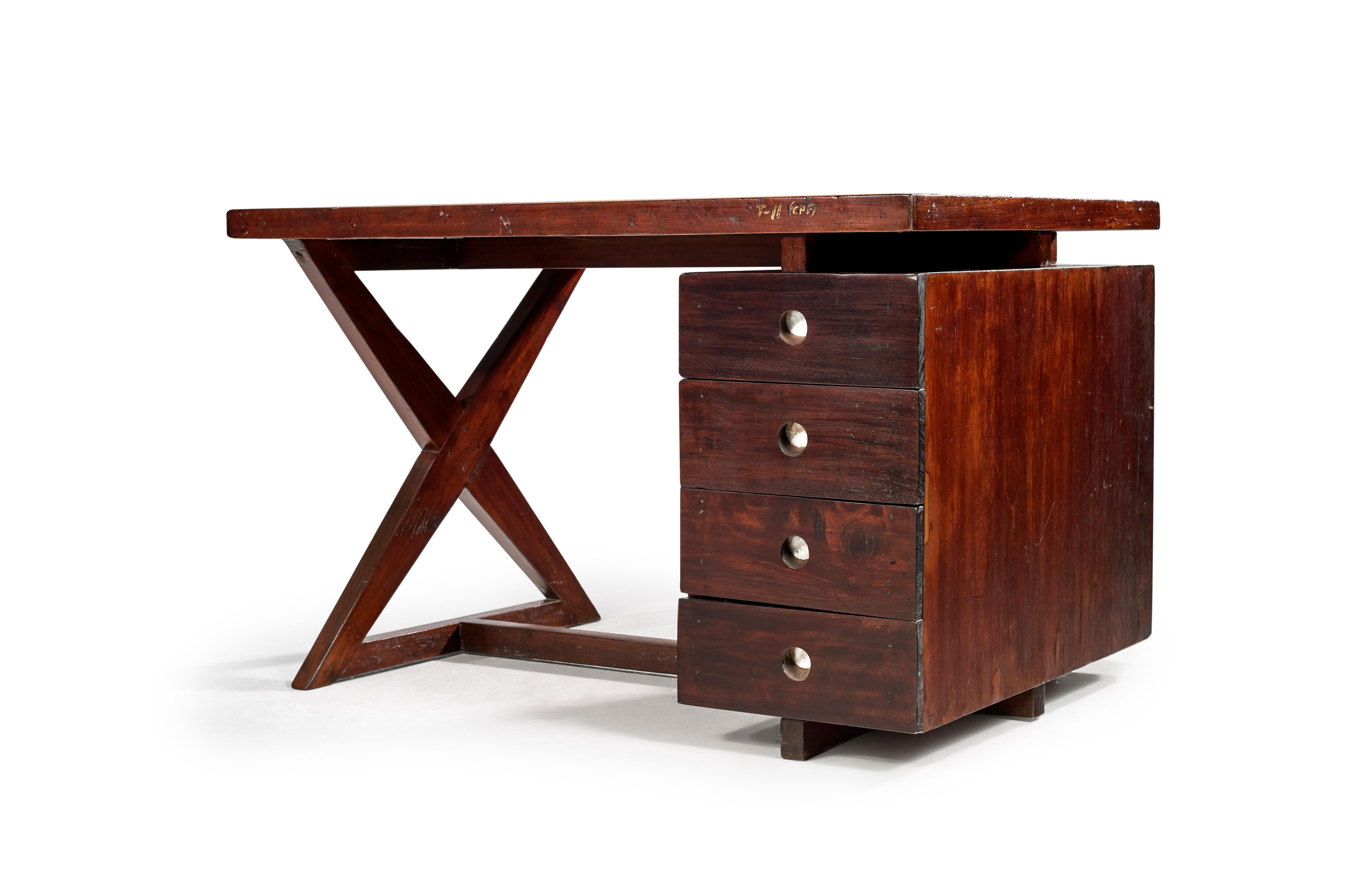 Pierre Jeanneret (1896-1967)
Inde
Administrative desk, c.1960
Tabletop fixed on a X-shaped leg and a drawer unit with aluminum bottom.
Solid and plated teak.
Administrative buildings.
Secretariat (1958). Various admin. buildings, Chandigarh,