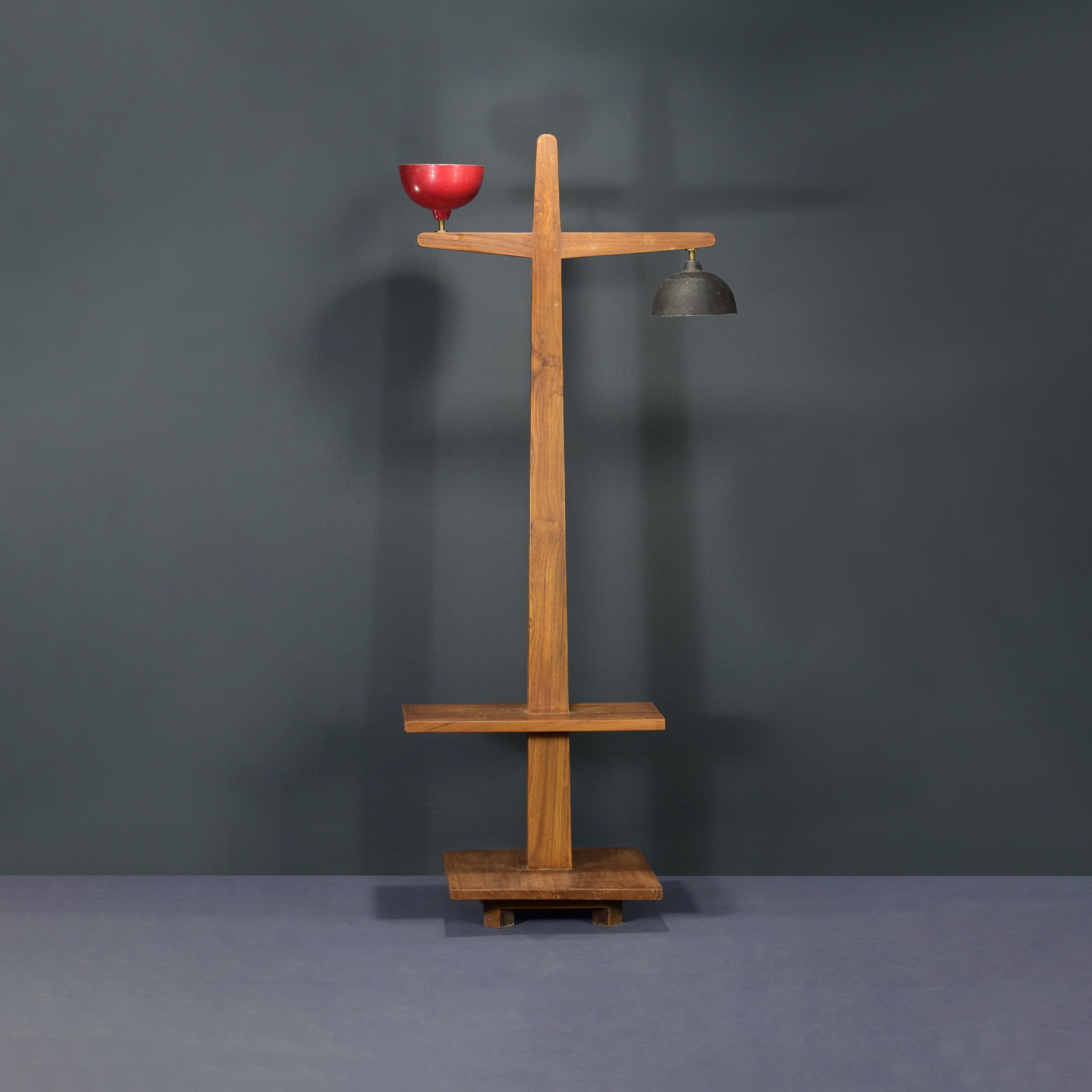 La relation entre les différentes formes assure une composition équilibrée. L'alignement et les proportions soignés créent un équilibre, donnant une impression de conception cohérente. La tension et l'harmonie créent une unité. Ici, la silhouette