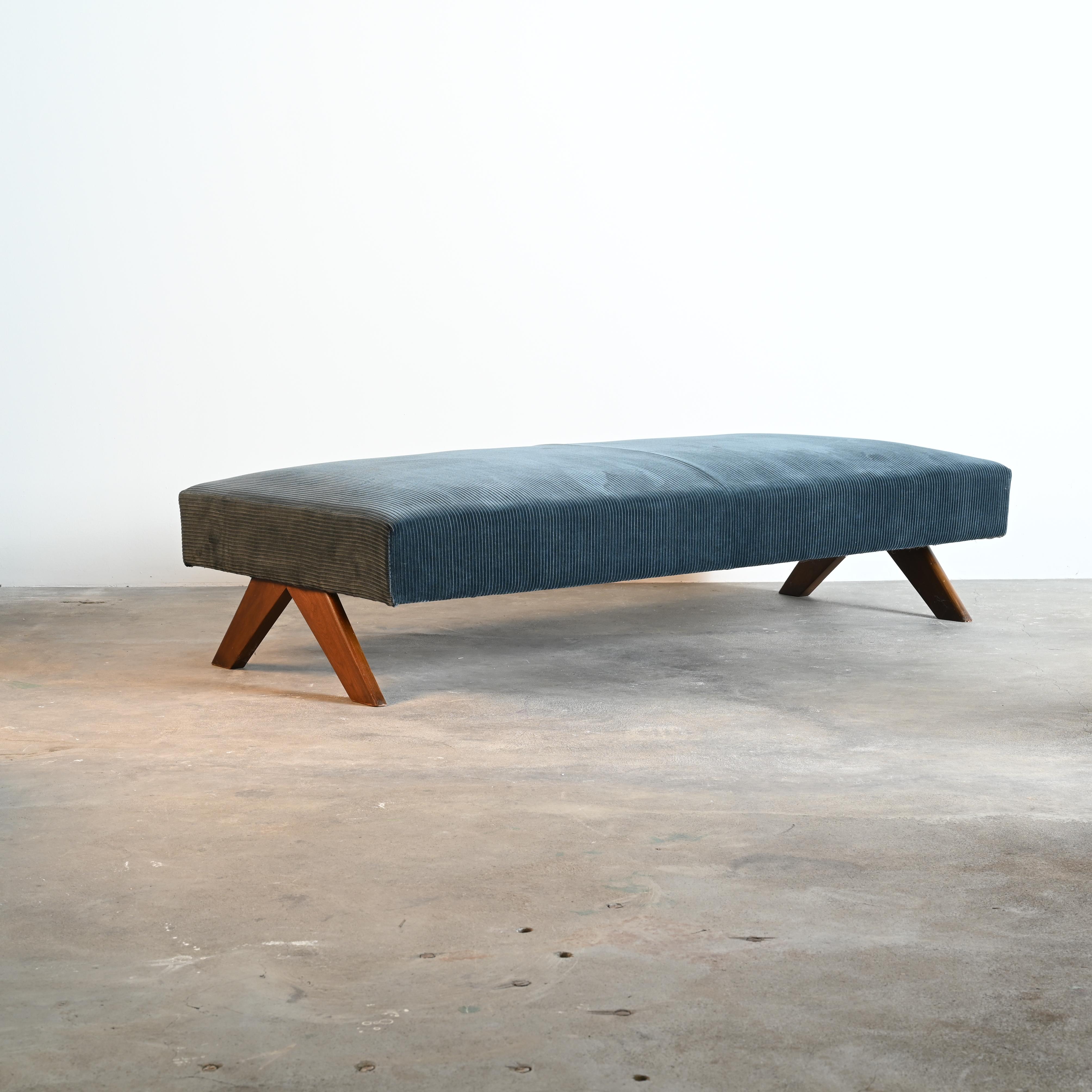 Mid-Century Modern Pierre Jeanneret PJ-L-12-A Méridienne avec pieds de boussole authentique mi-siècle moderne en vente
