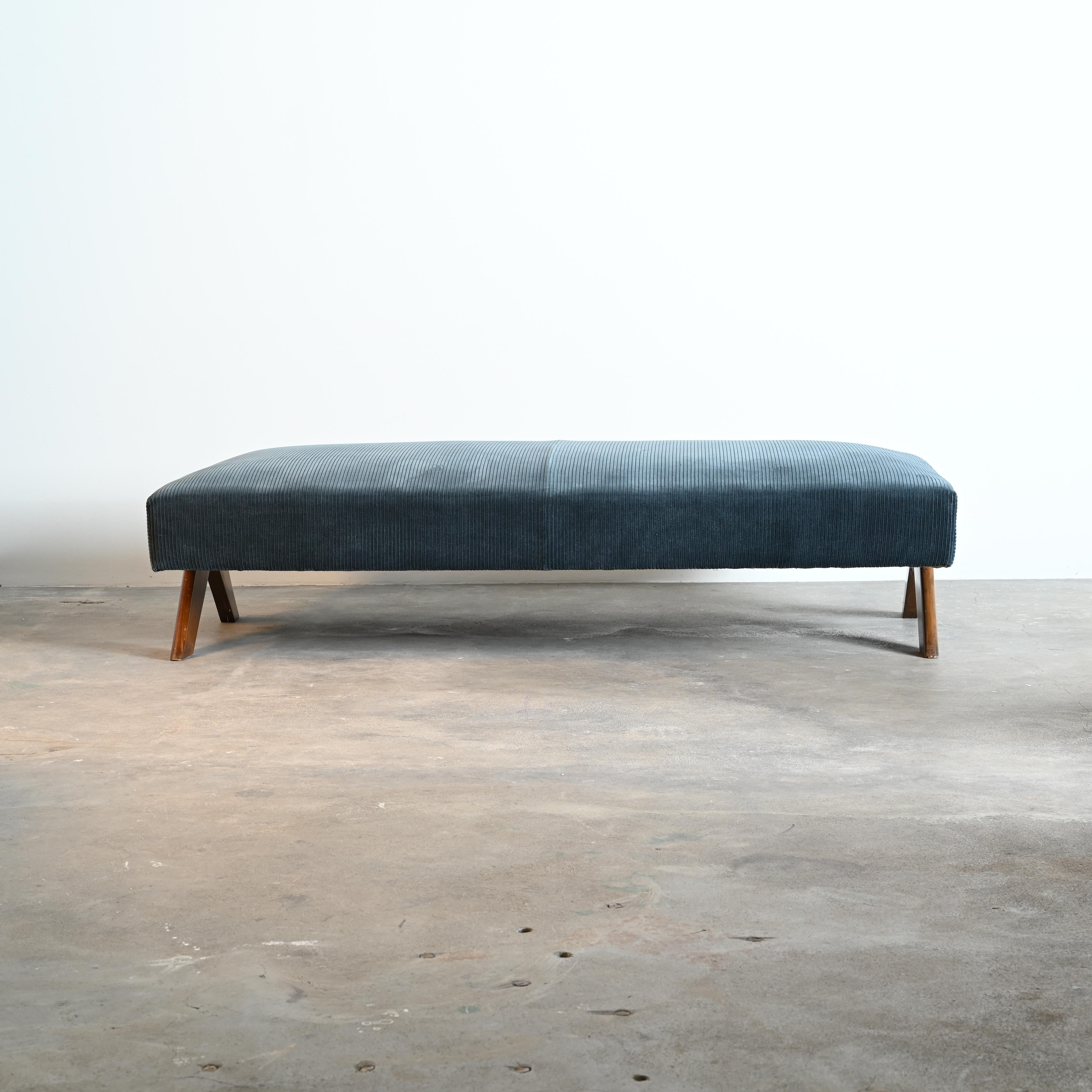 Indien Pierre Jeanneret PJ-L-12-A Méridienne avec pieds de boussole authentique mi-siècle moderne en vente