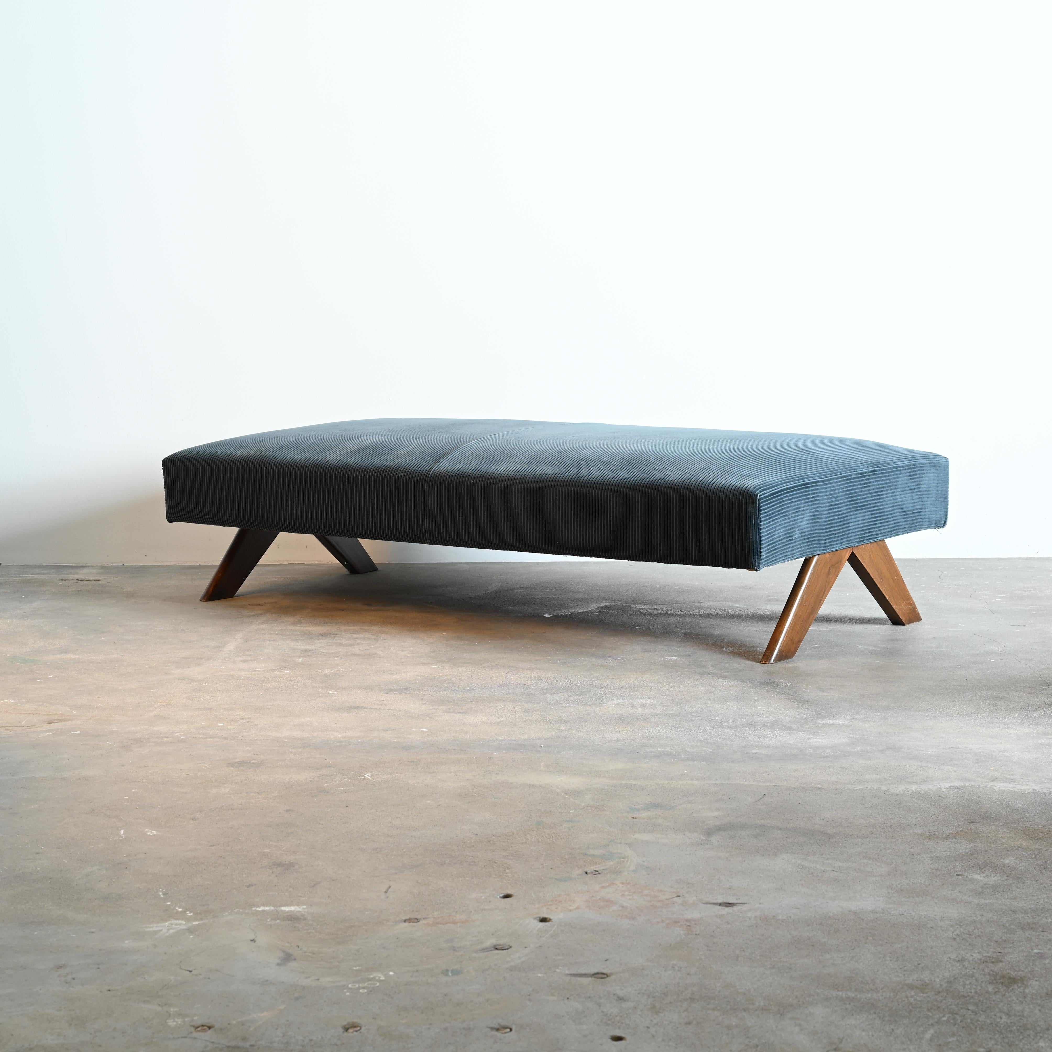 Pierre Jeanneret PJ-L-12-A Méridienne avec pieds de boussole authentique mi-siècle moderne Bon état - En vente à Zürich, CH