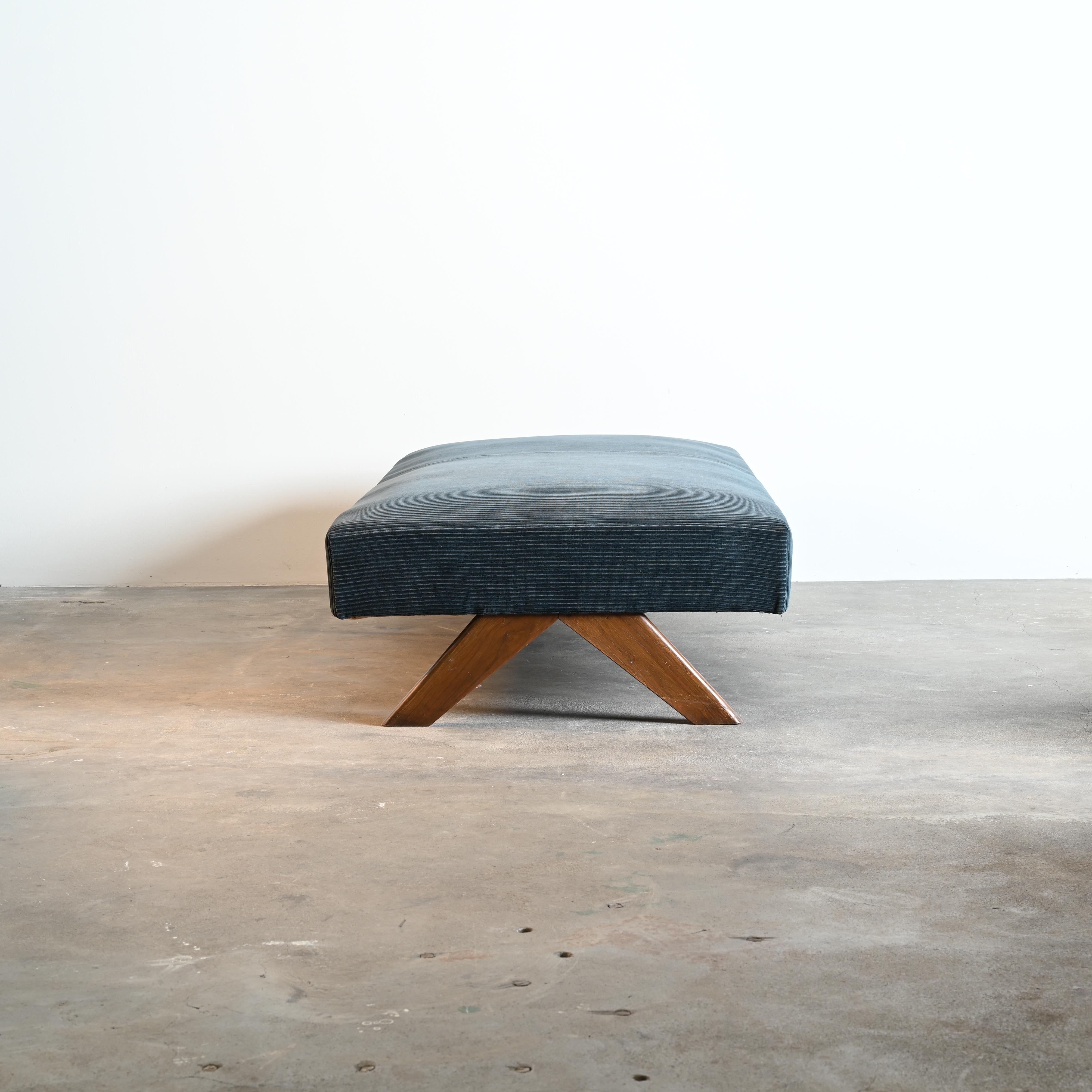 Milieu du XXe siècle Pierre Jeanneret PJ-L-12-A Méridienne avec pieds de boussole authentique mi-siècle moderne en vente