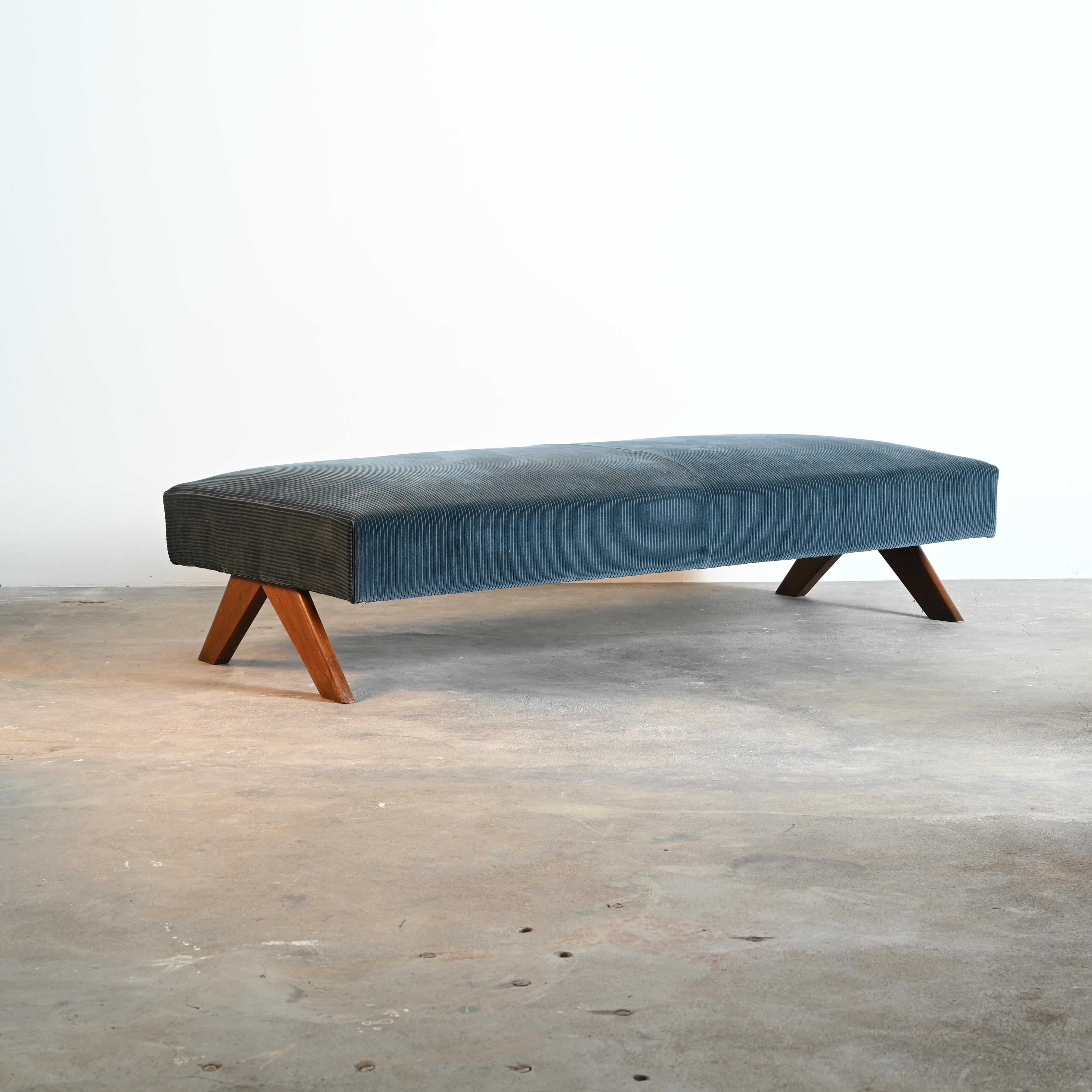 Tissu d'ameublement Pierre Jeanneret PJ-L-12-A Méridienne avec pieds de boussole authentique mi-siècle moderne en vente