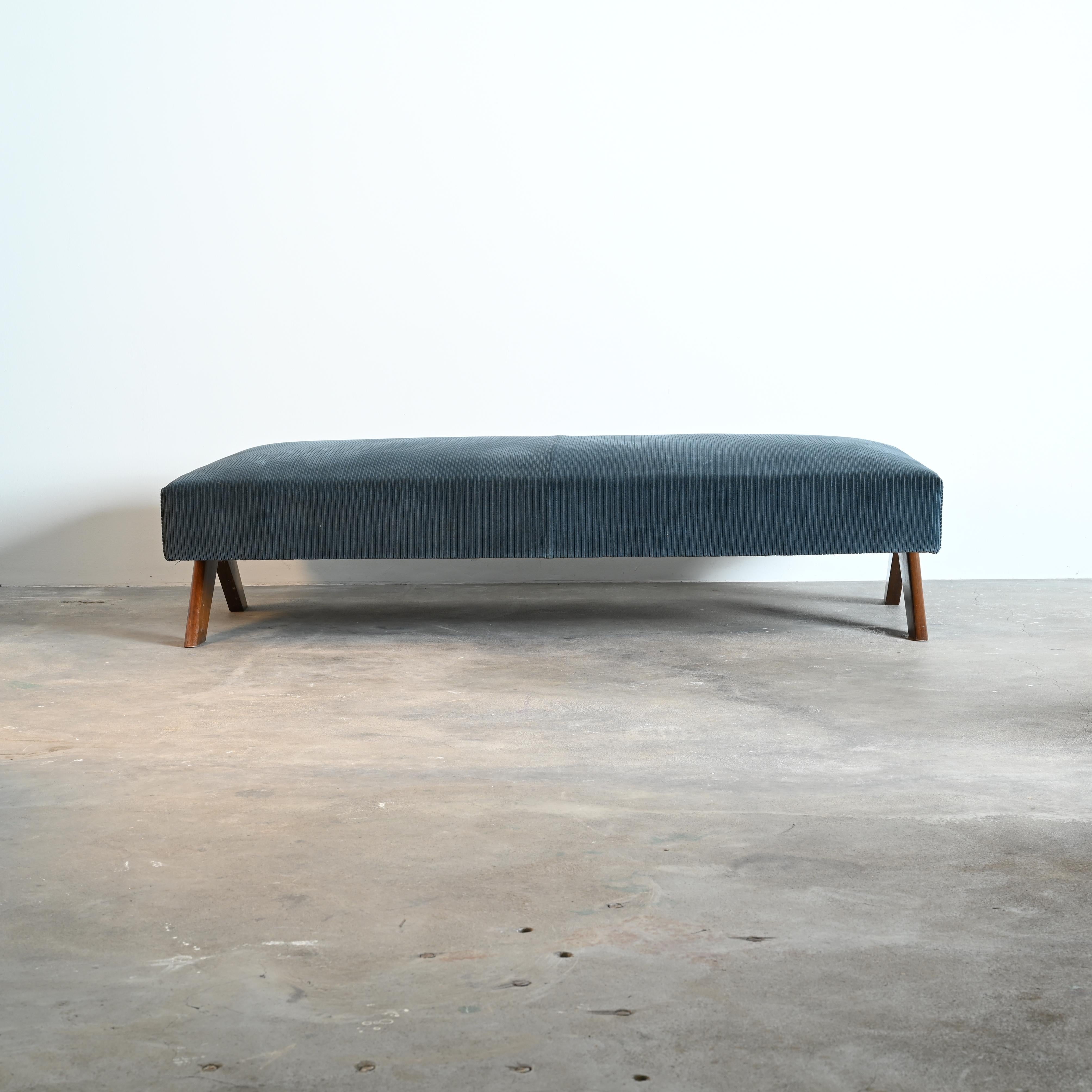 Pierre Jeanneret PJ-L-12-A Méridienne avec pieds de boussole authentique mi-siècle moderne en vente 1