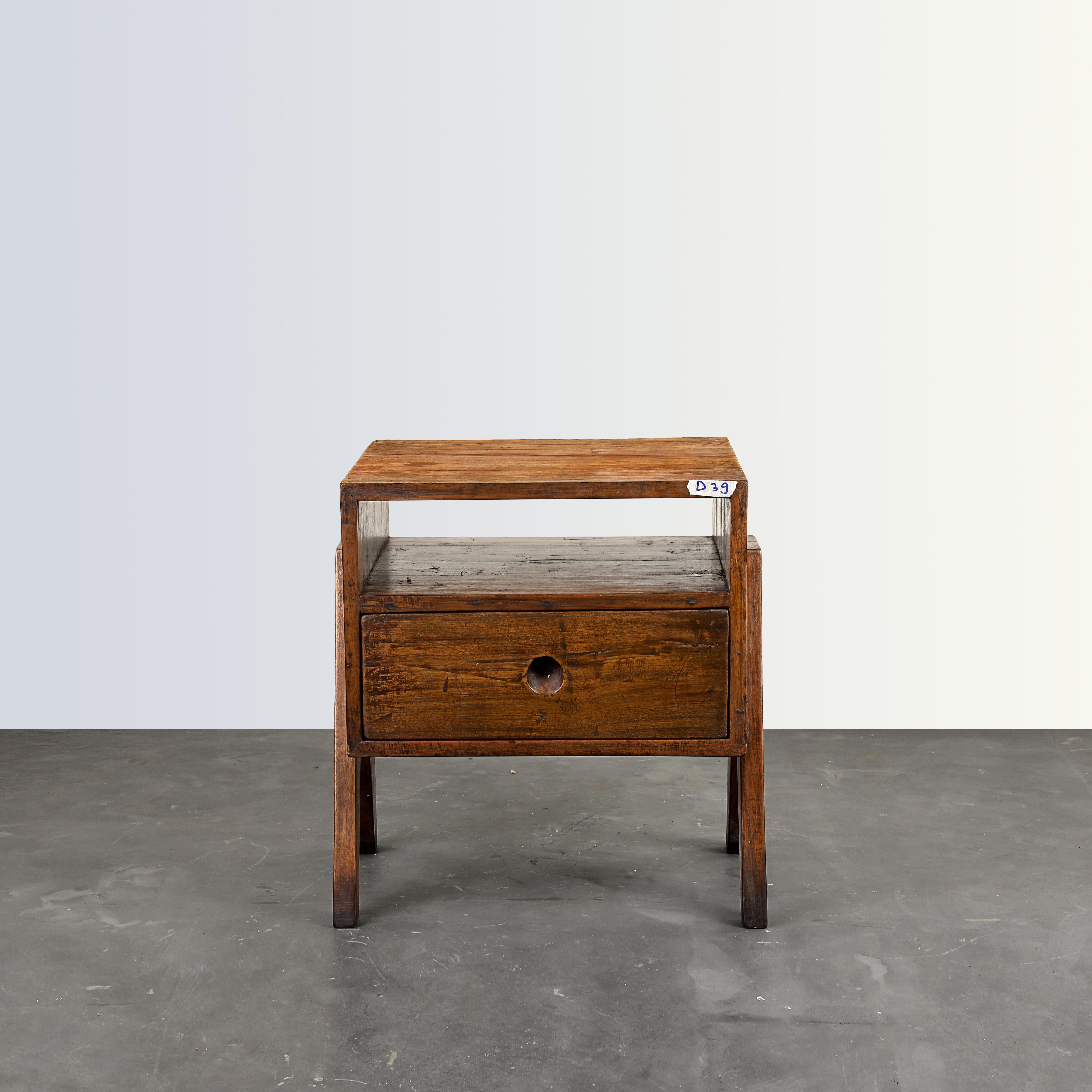 Questo articolo è grezzo e robusto. Le sue texture robuste e le linee decise definiscono questo carattere radicale.  La sua presenza è senza compromessi e accattivante. Qui vediamo il principio del wabi-sabi giapponese, che si riferisce