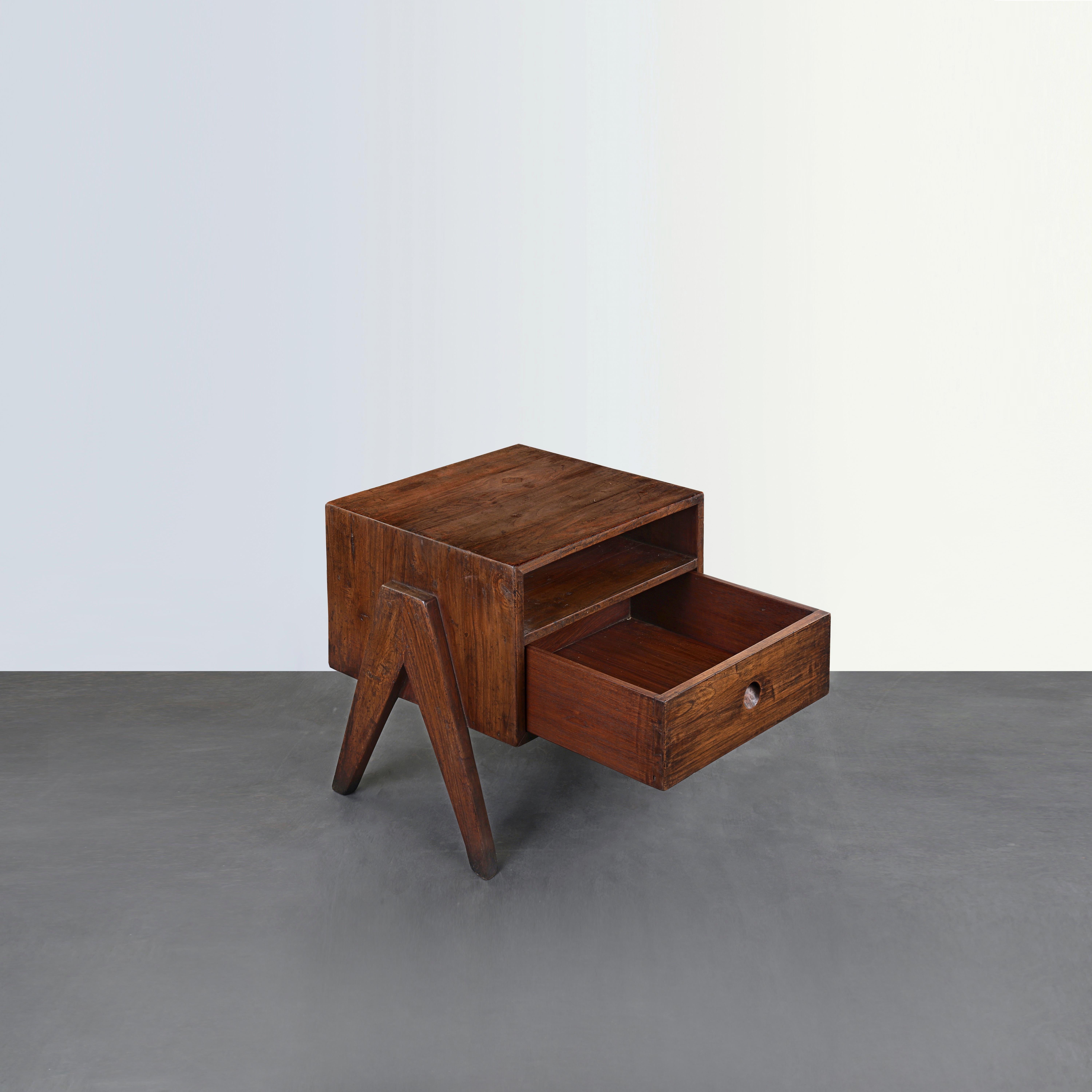Pierre Jeanneret PJ-R-09-A Nachttischschrank / Authentisch Mid-Century Modern (Moderne der Mitte des Jahrhunderts) im Angebot
