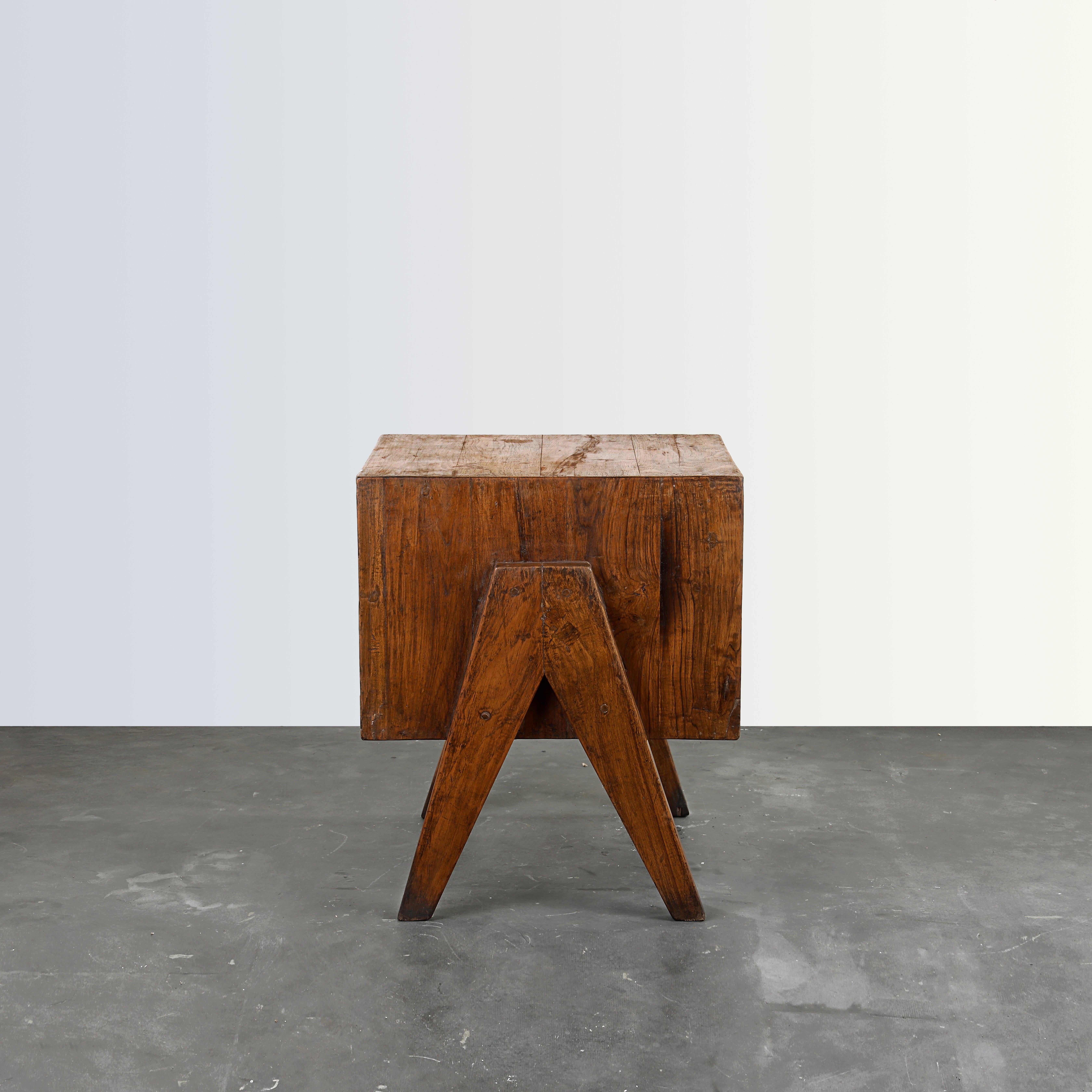 Indiano Pierre Jeanneret PJ-R-09-A Comodino / Autentico Mid-Century Modern in vendita