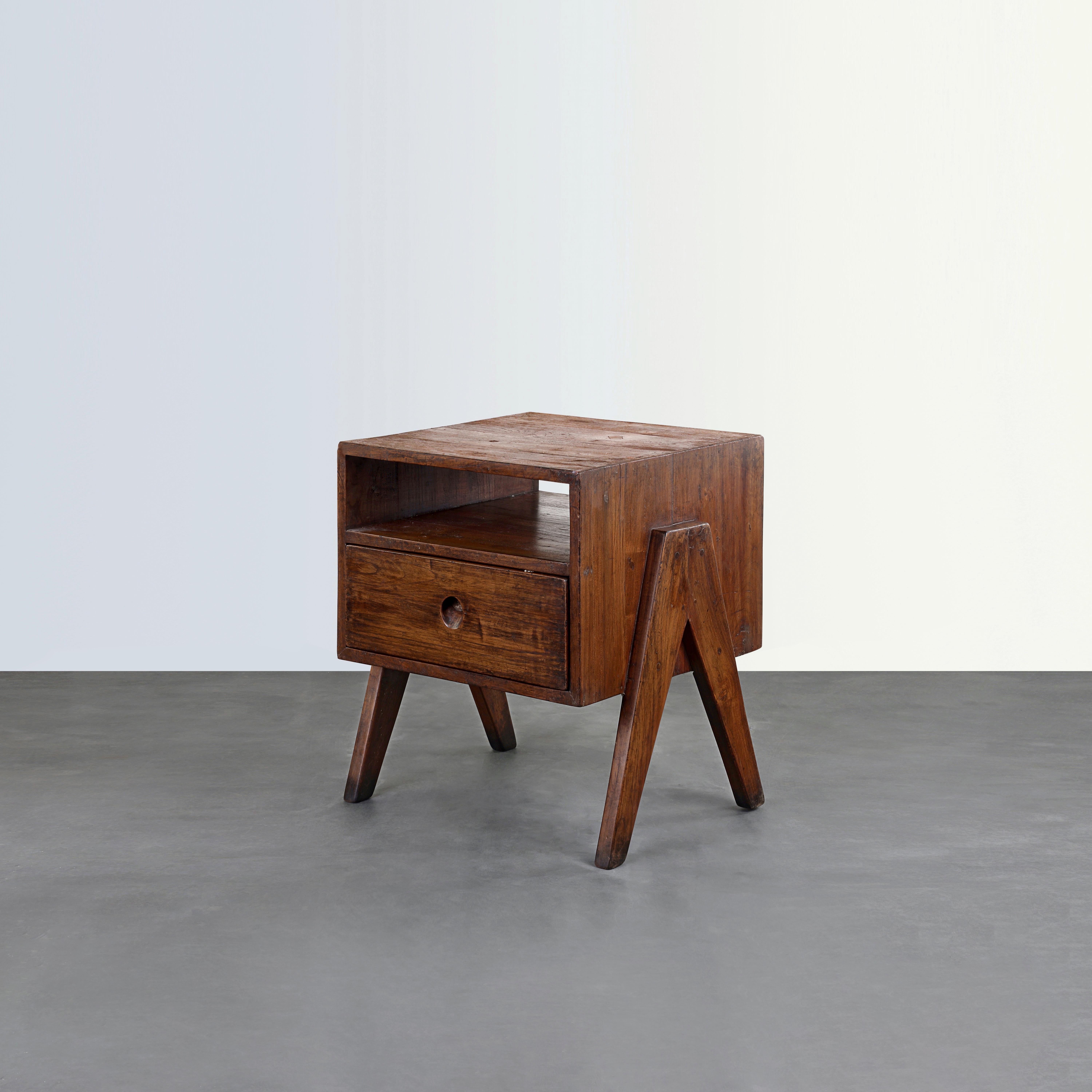 Pierre Jeanneret PJ-R-09-A Nachttischschrank / Authentisch Mid-Century Modern im Zustand „Gut“ im Angebot in Zürich, CH