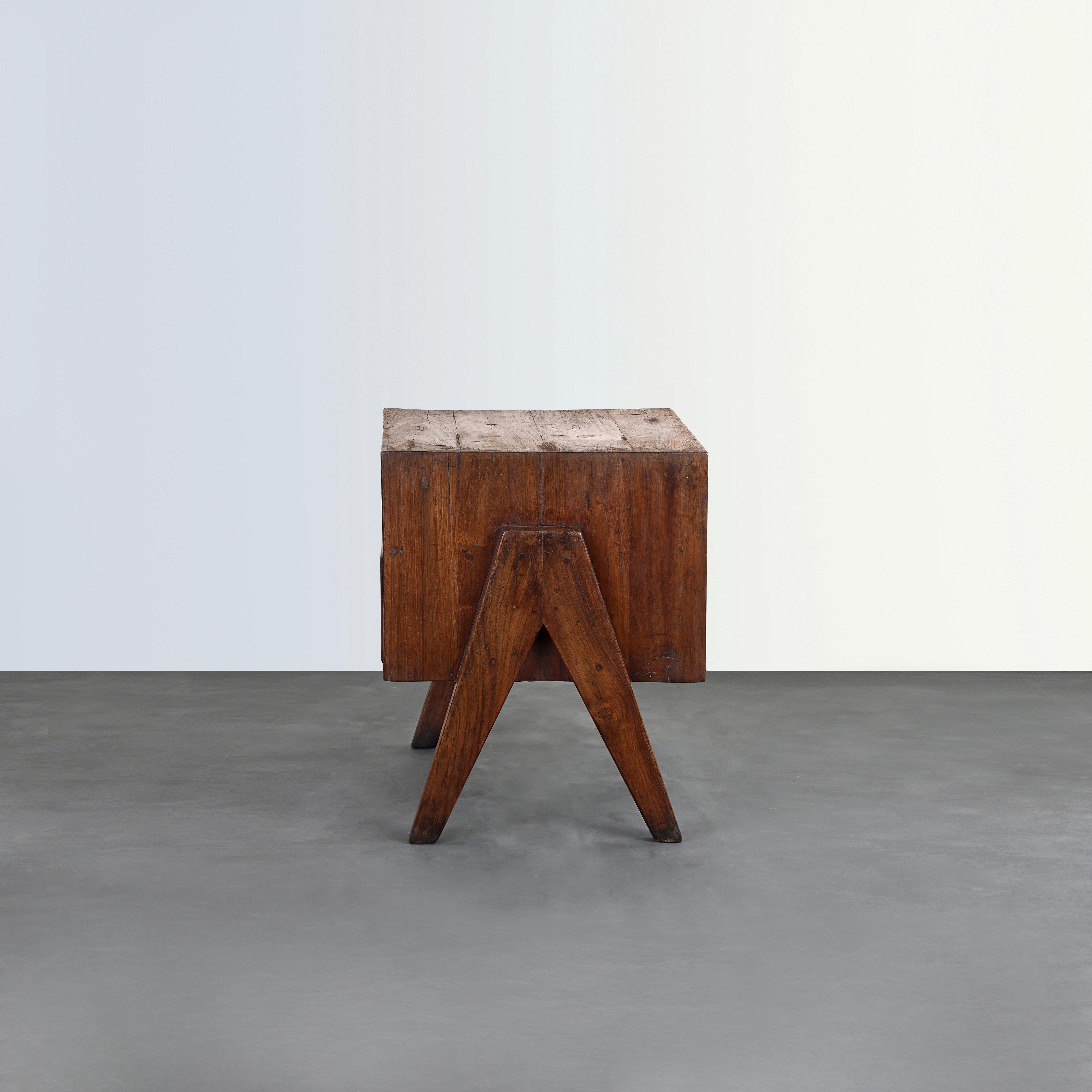 Pierre Jeanneret PJ-R-09-A Nachttischschrank / Authentisch Mid-Century Modern (Mitte des 20. Jahrhunderts) im Angebot