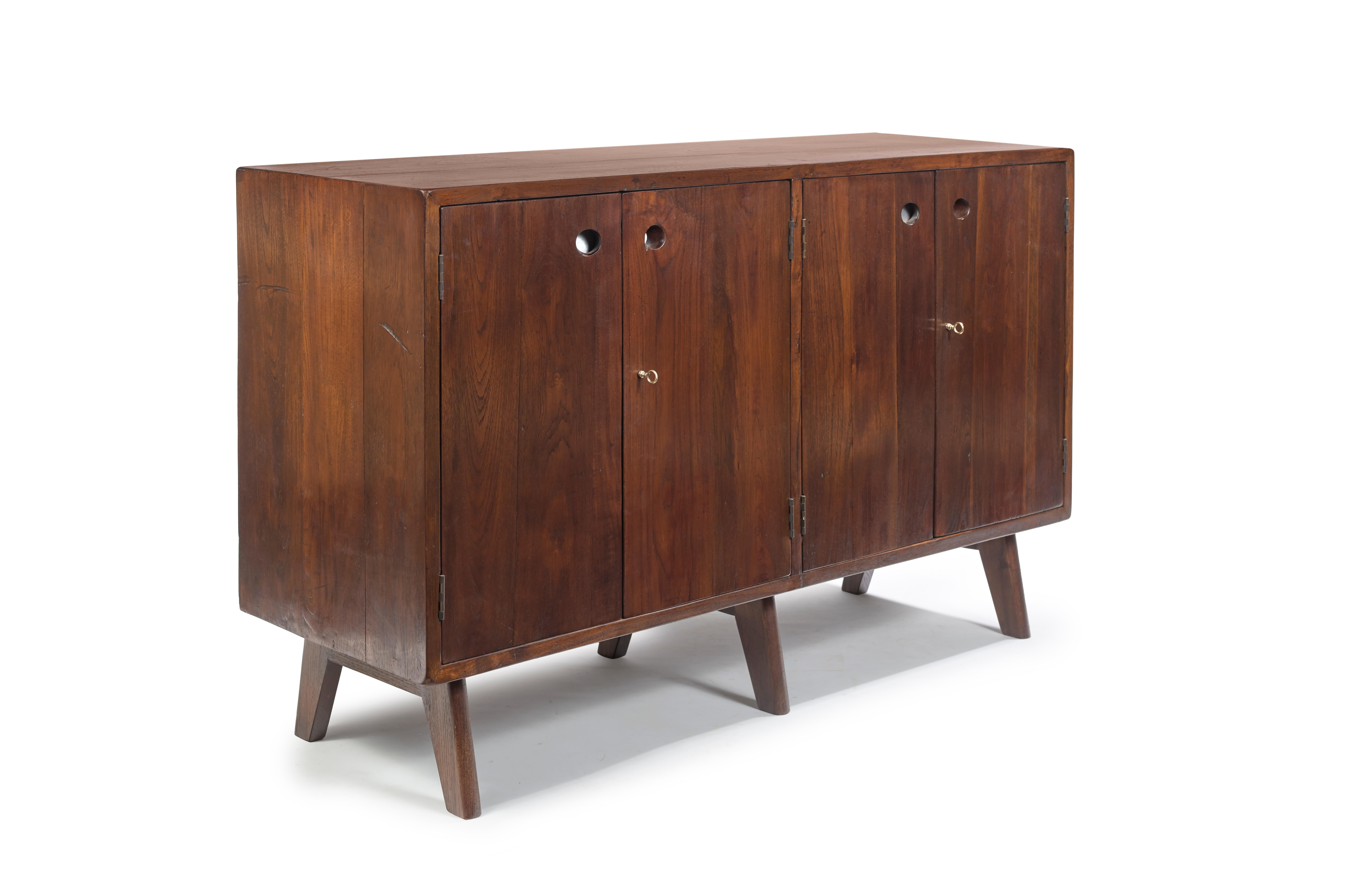 Pierre JEANNERET (1896-1967)
Inde

Storage unit, ref. PJ-R-14-A, c. 1957-58
Variant with three short bridge type legs under the frame with four doors with aluminium backed grips.
Solid teak wood.
Secretariat (1958). Various admin.