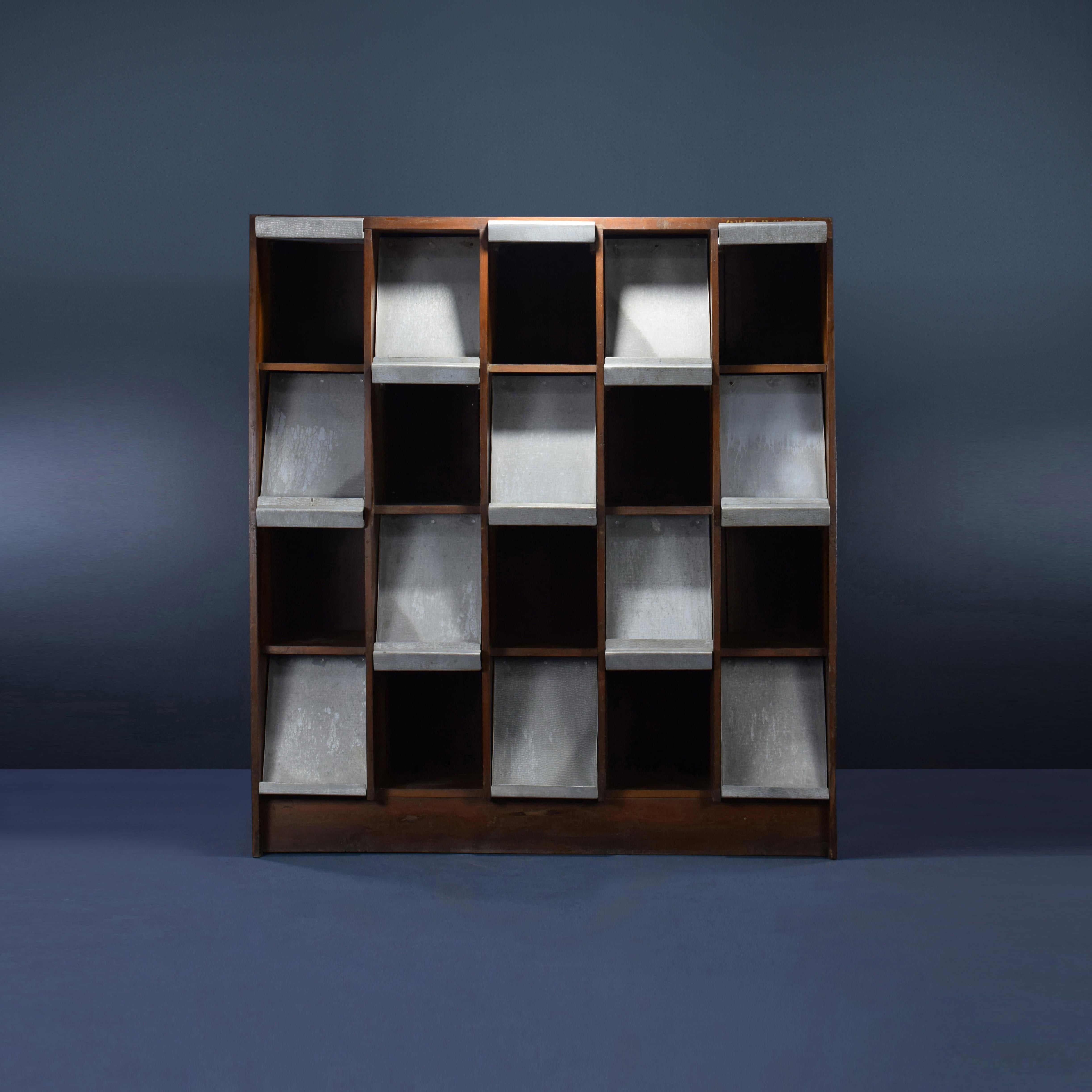 Pierre Jeanneret PJ-R-26-A Aluminium-Bücheretui / Authentisches Mid-Century Modern (Moderne der Mitte des Jahrhunderts) im Angebot