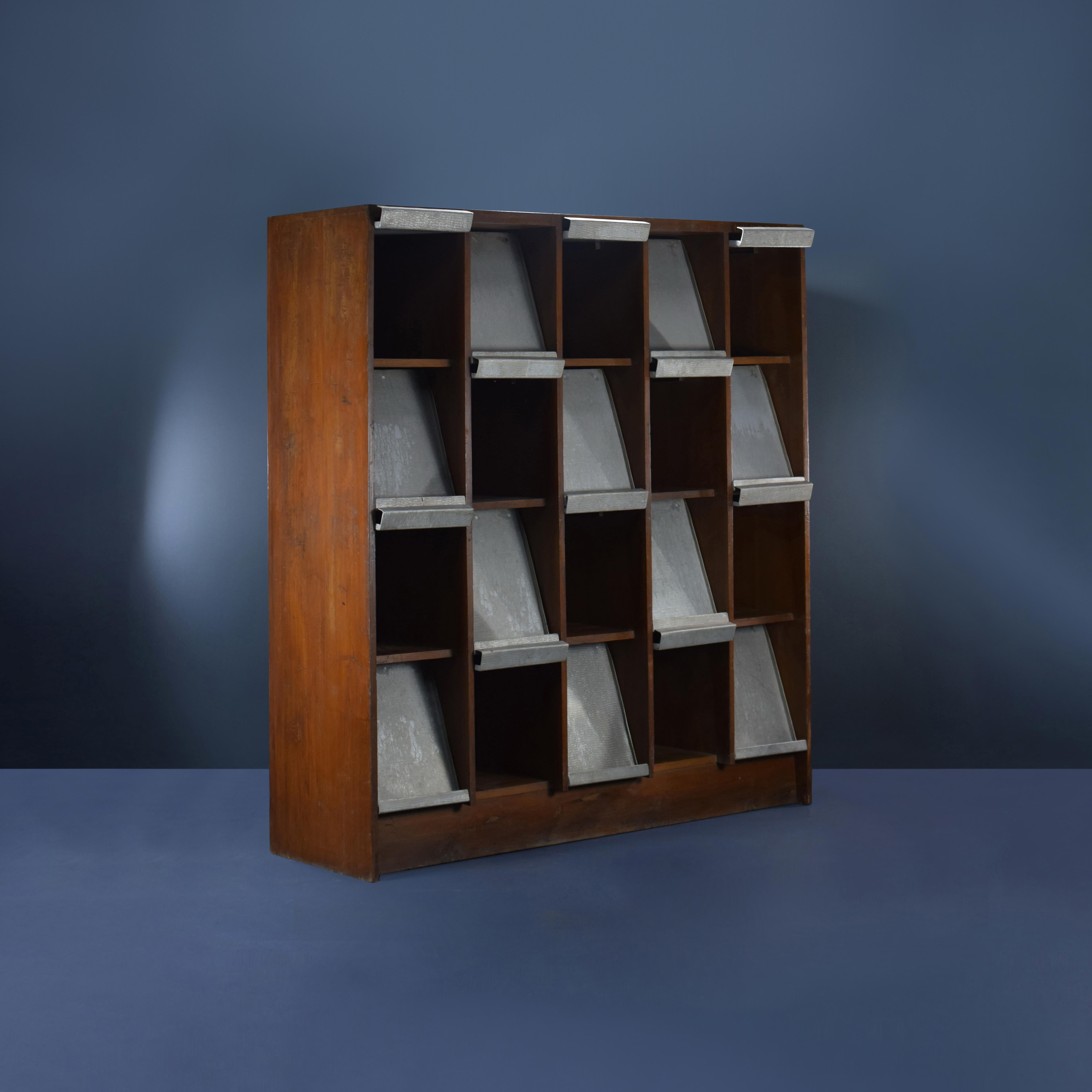 Pierre Jeanneret PJ-R-26-A Aluminium-Bücheretui / Authentisches Mid-Century Modern im Angebot 2
