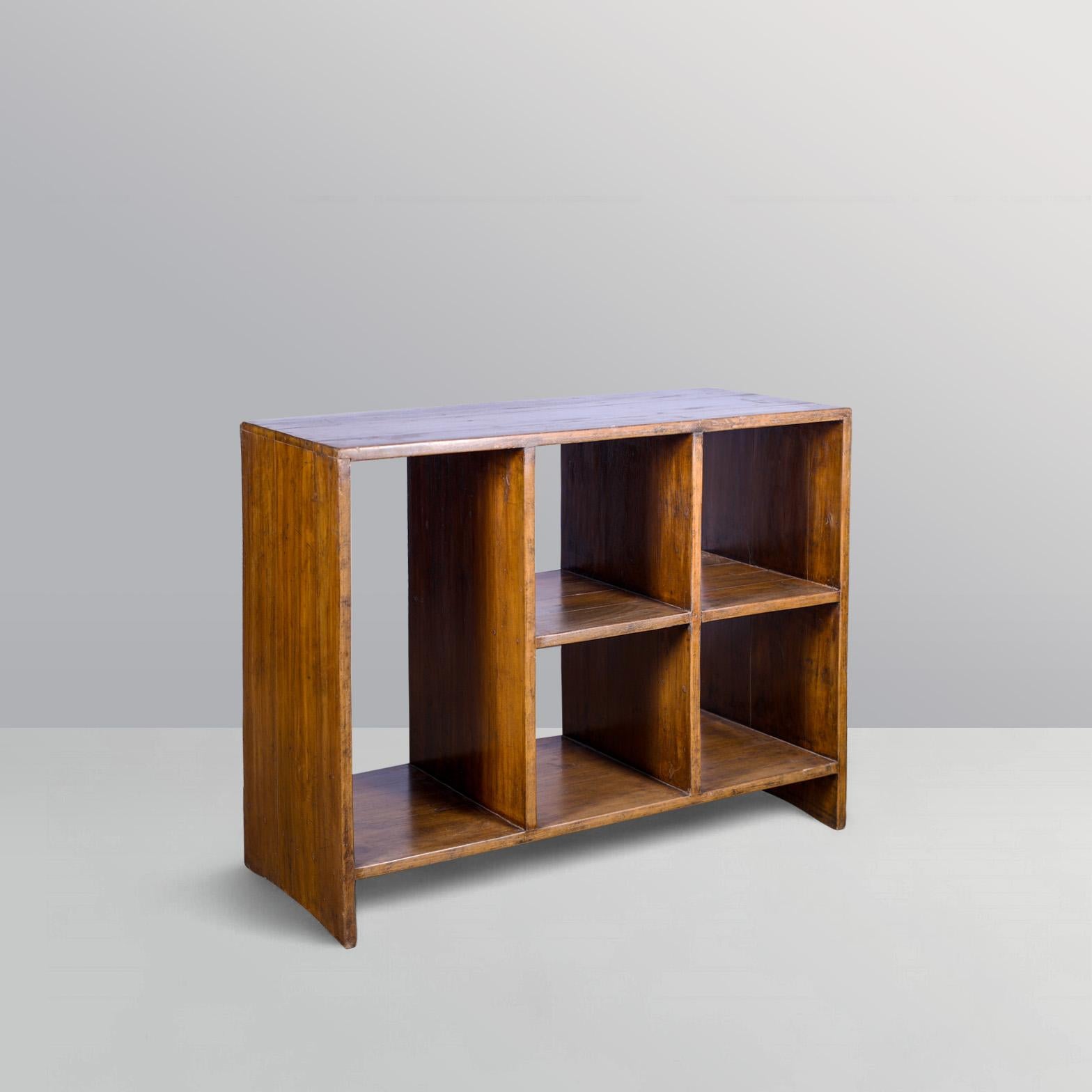 Here we see the principle of the Japanese wabi-sabi, which refers to embracing imperfections and underlining impermanence. Rustic aspects, simplicity, modesty, and austerity offer a humble and honest beauty. This item expresses a specific rawness.