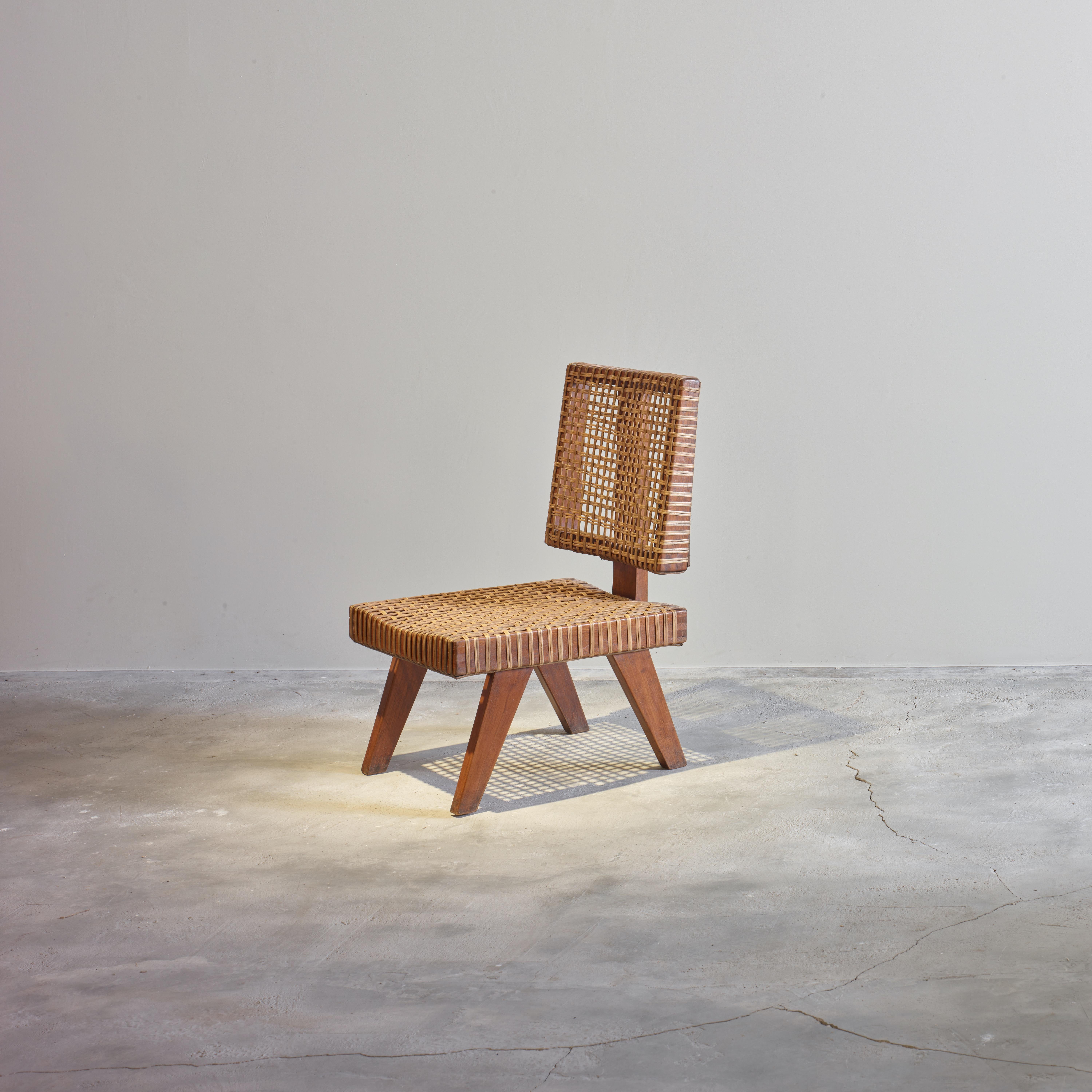 Cette chaise est une pièce de design très rare et emblématique. On connaît très peu d'exemples de ce modèle de chaise. Le design est brut dans sa simplicité, il montre une matière légèrement patinée. Il est assez rugueux et a une couleur magnifique.