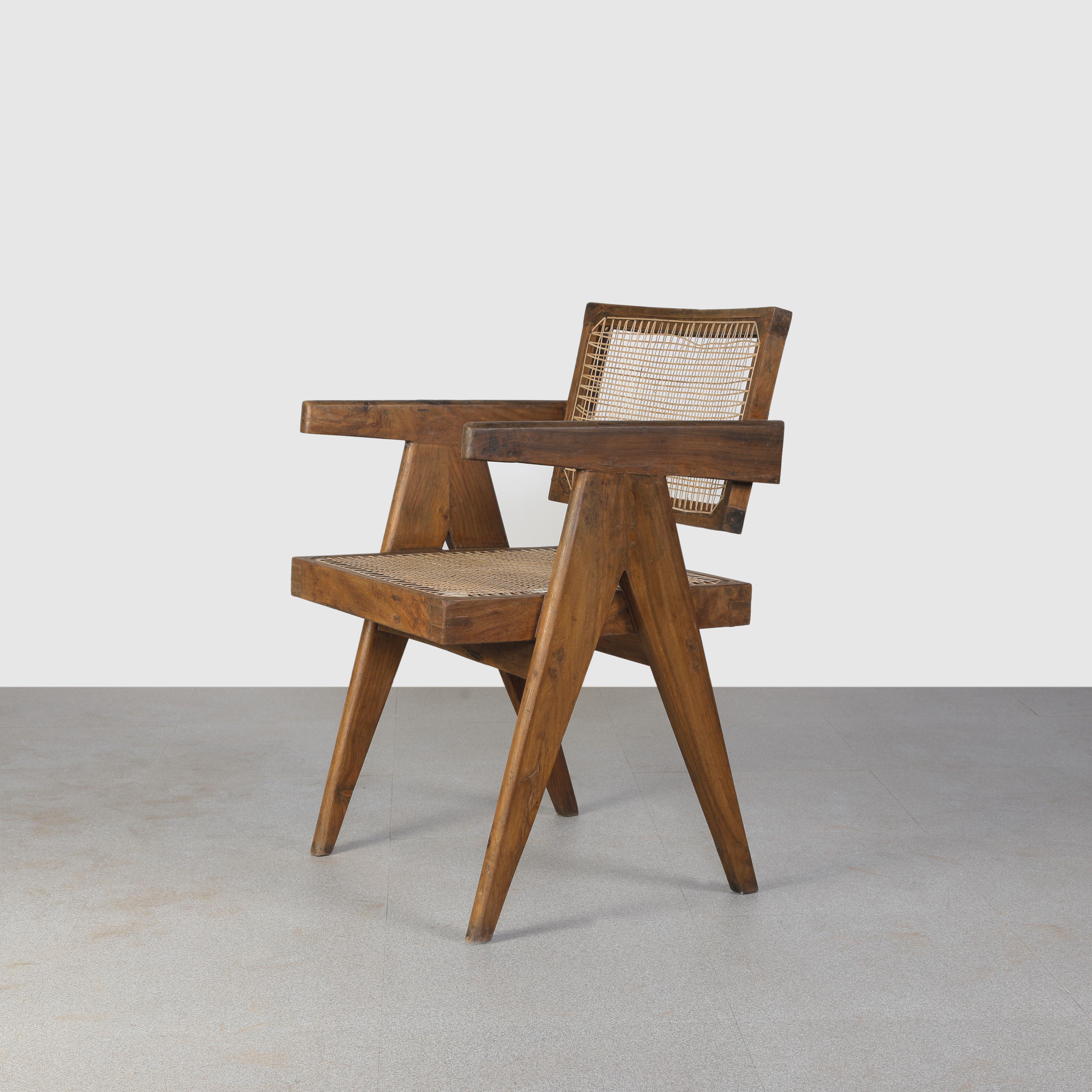 Cette chaise est une pièce emblématique du design. Brut dans sa simplicité, il présente une matière légèrement patinée. Il est assez rugueux et a une couleur magnifique. Nous ne les restaurons pas trop. Nous conservons donc autant que possible les