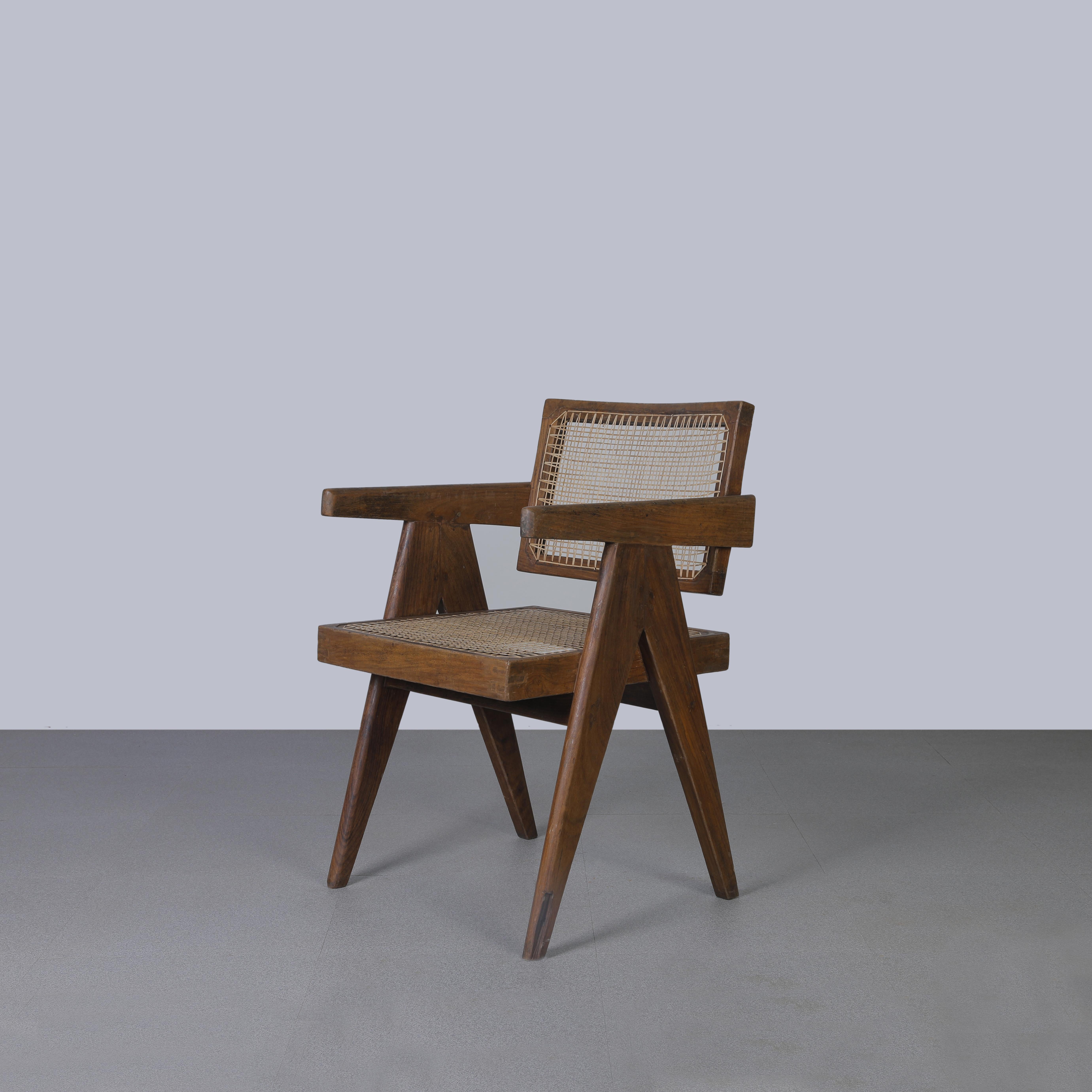 Cette chaise est une pièce emblématique du design. Il est brut dans sa simplicité et présente une matière légèrement patinée. Il est assez rugueux et a une couleur magnifique. Nous ne les restaurons pas trop. Nous conservons donc autant que possible