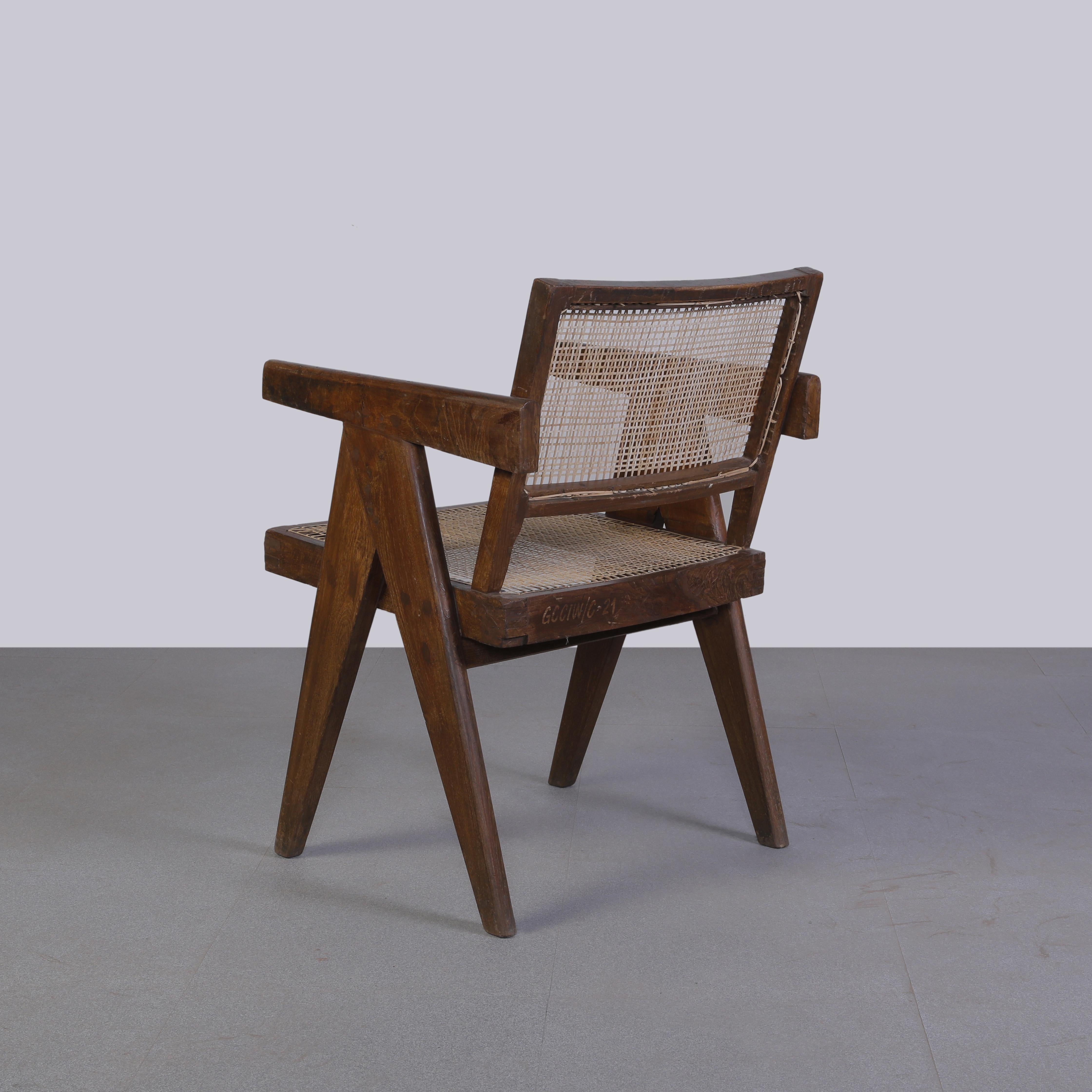 Der Stuhl ist aus patiniertem Teakholz gefertigt, was dem Stuhl einen starken Charakter verleiht, der alle Spuren des Alters und seine Einzigartigkeit zeigt. Dieses Stück hat authentische Buchstaben auf der Rückseite, die es noch wertvoller machen