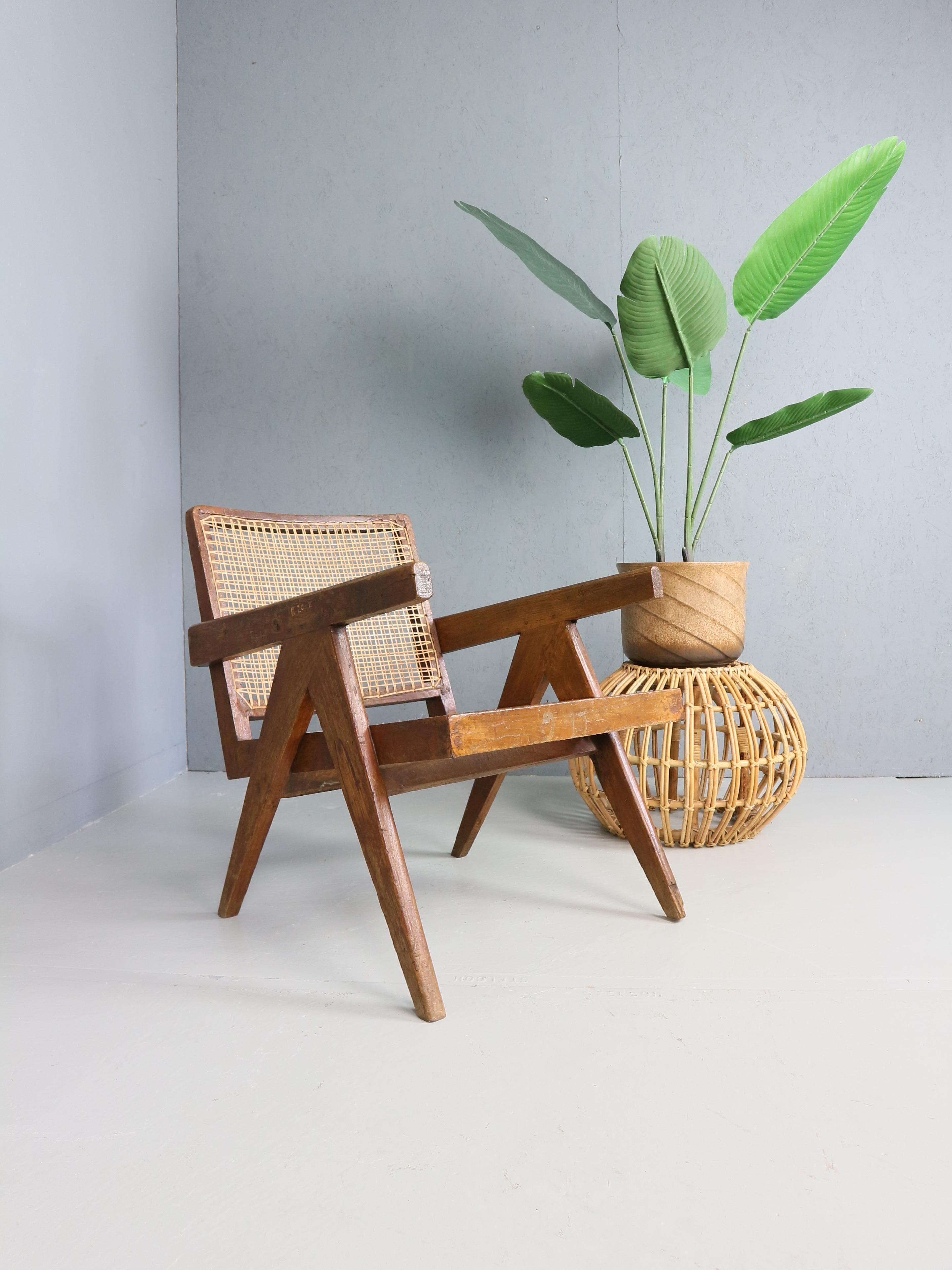 Magnifique fauteuil original conçu par Pierre Jeanneret. Numéro de modèle. PJ-SI-29-A. L'Easy Chair est un chef-d'œuvre du design moderniste, confortable et pratique, qui met en valeur le style 