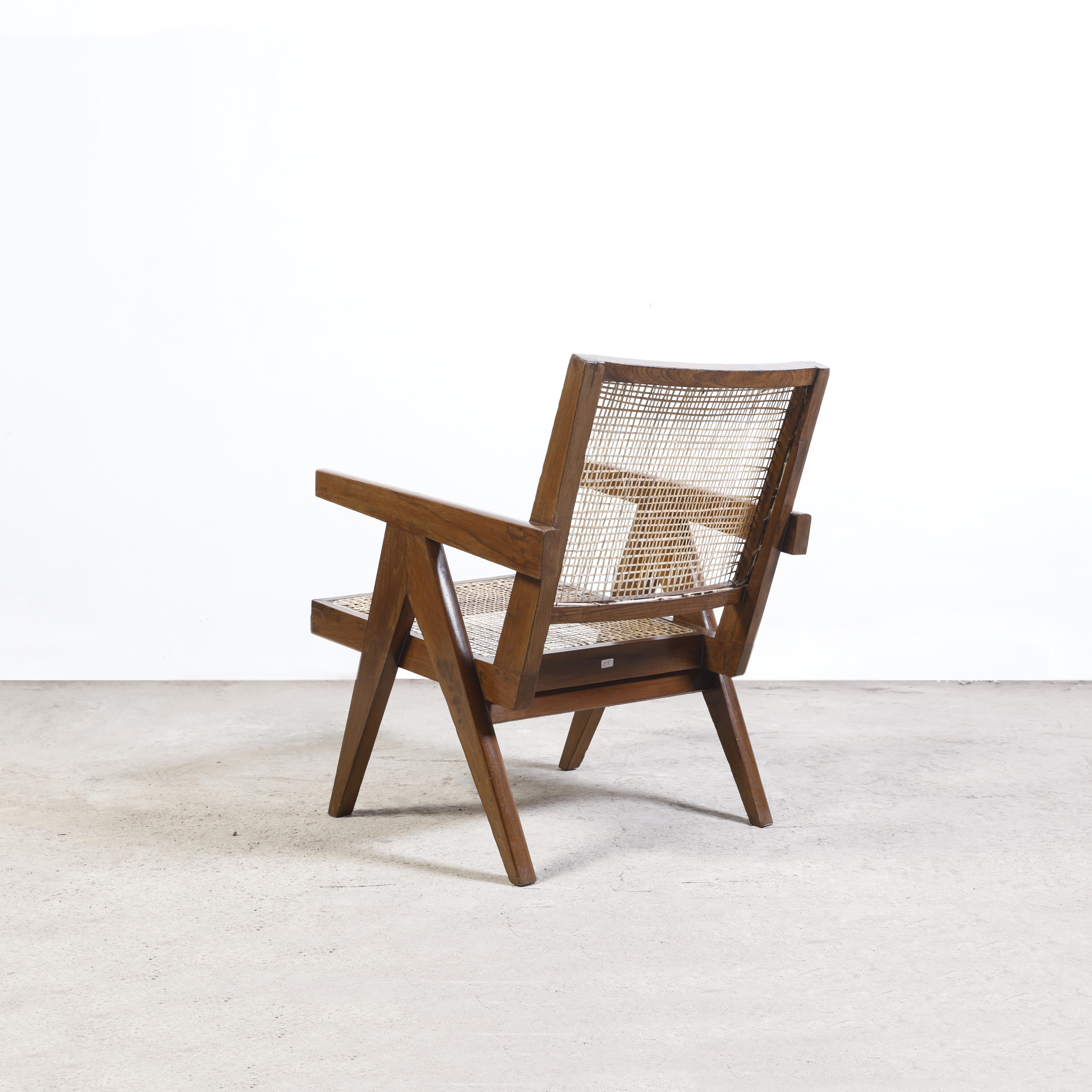 Dieser Sessel ist ein fantastisches Stück; endlich ist er ikonisch. Es ist roh in seiner Einfachheit, nicht zu viel und doch fehlt nichts. Die A-förmigen Beine sind charakteristisch für den Entwurf von Pierre Jeanneret für Chandigarh und auf vielen