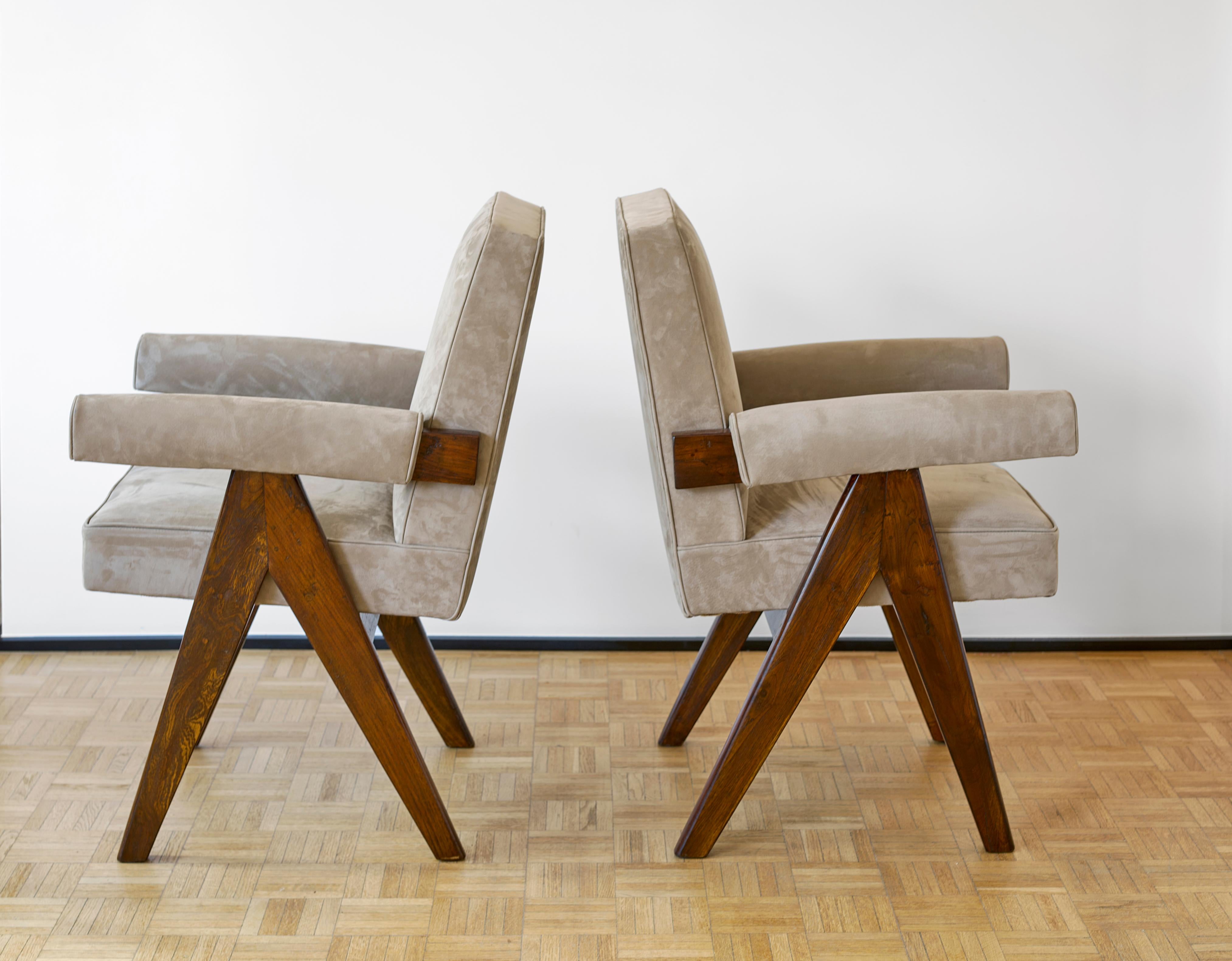 Pierre Jeanneret
PJ-SI-30-C
Ausschuss-Sessel, um 1955.
Massives Teakholz. Vintage Leder.
Originalzustand, Spuren, Patina.
Verschiedene Verwaltungsgebäude. Chandigarh Indien
Wichtig: Vintage-Sammlerstück zum Verkauf mit garantierter Echtheit.