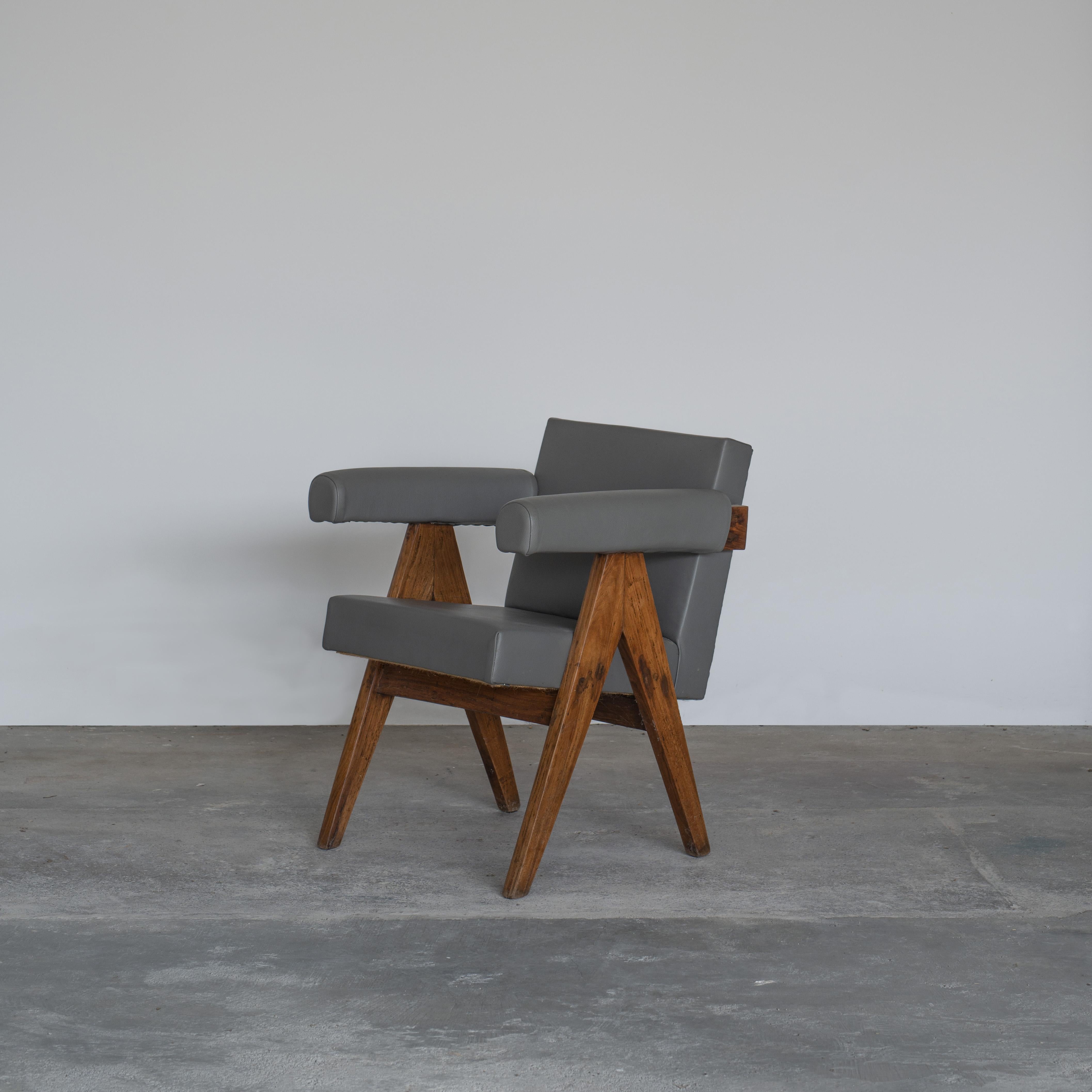 Dieser Stuhl mit seinem charakteristischen A-förmigen Profil ist ein seltener Klassiker der Geschichte. Durch seine raffinierten Proportionen und seine elegante Form repräsentiert der Stuhl die zeitlose Denkweise der modernistischen Architektur und