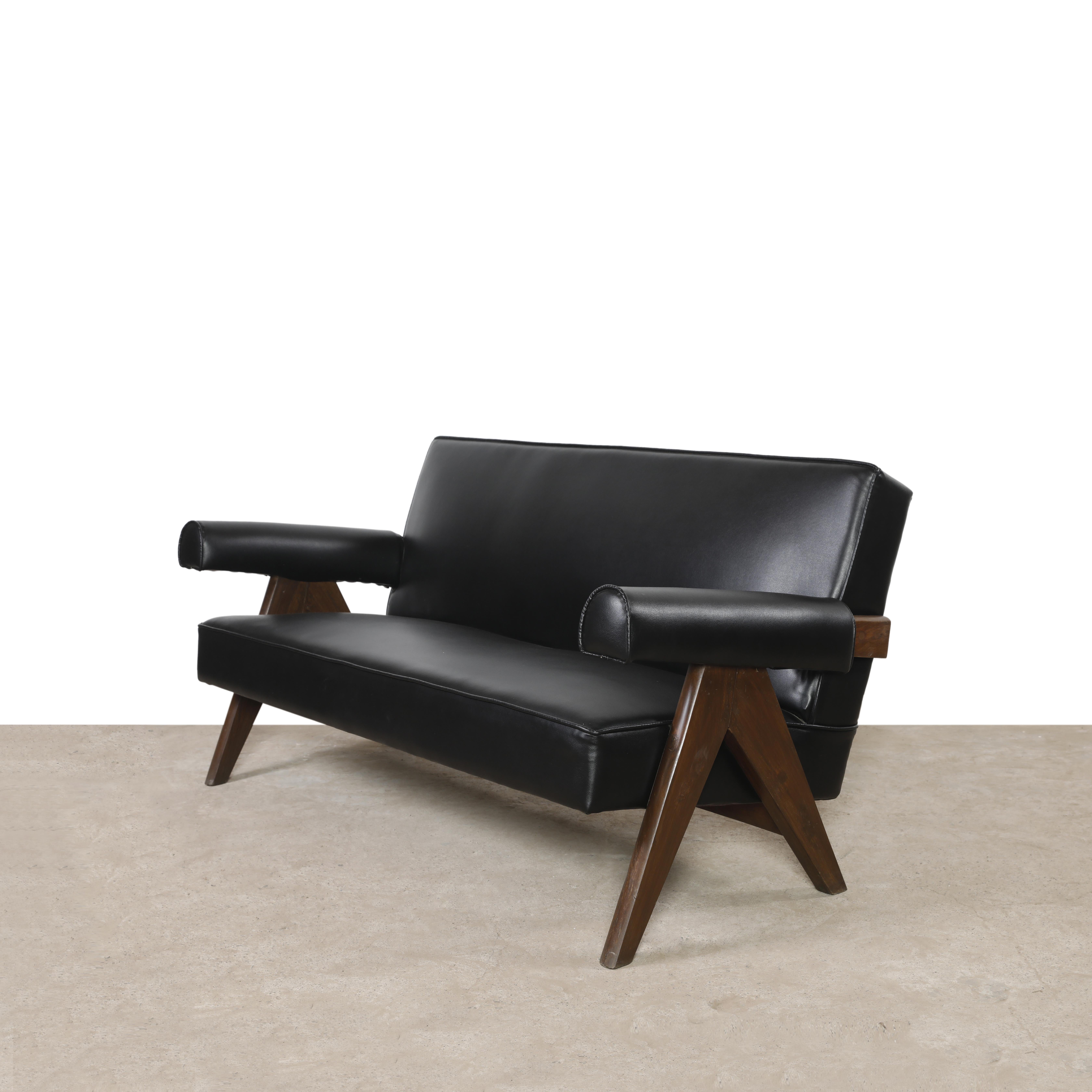 Dieses Sofa ist ein fantastisches Stück; endlich ist es ikonisch. Es ist roh in seiner Einfachheit, nicht zu viel und doch fehlt nichts. Wir haben auch ein unrestauriertes Set mit zwei Sesseln. Wir können jede Art von Polstermöbel in jeder Farbe und