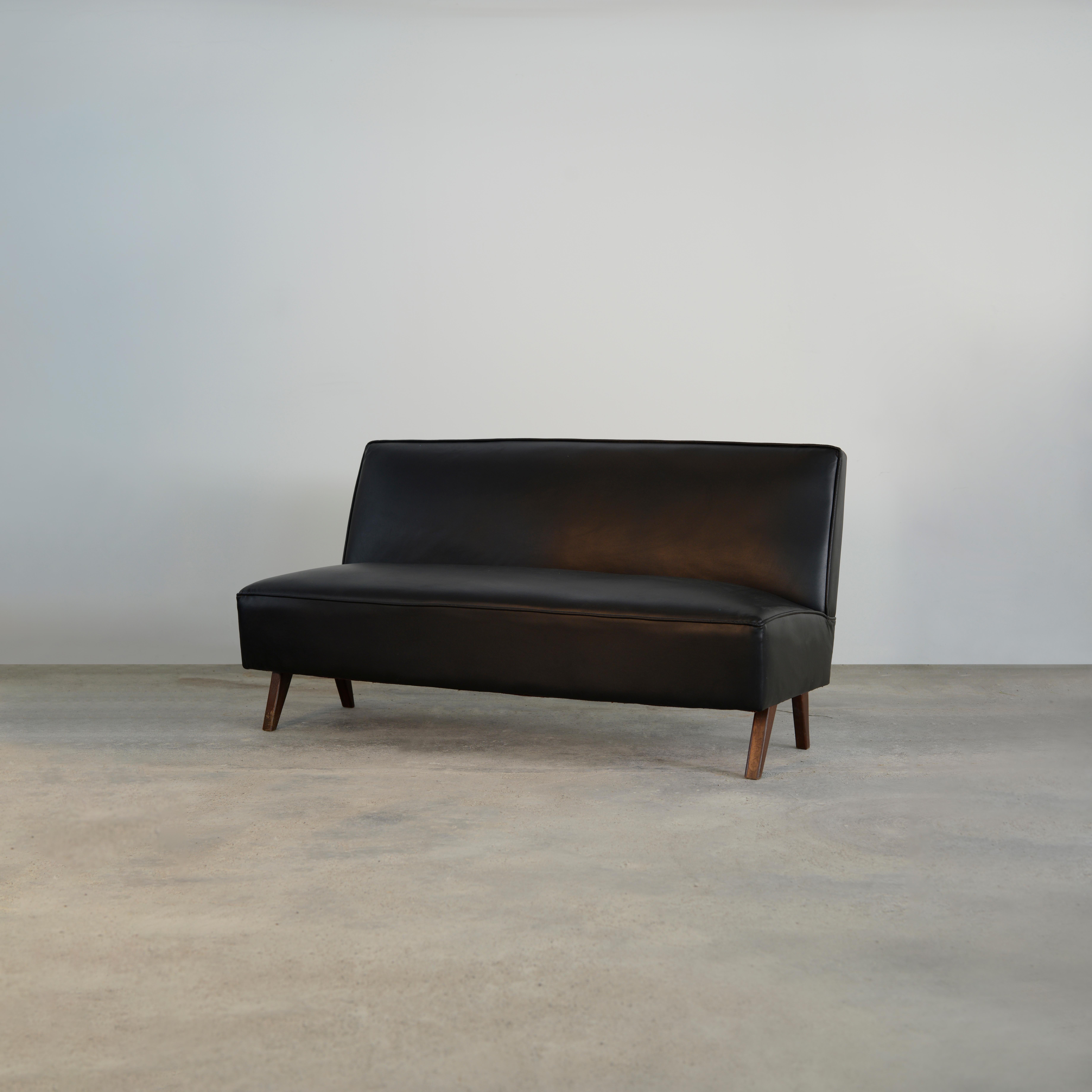 La pieza encarna los principios del diseño minimalista, caracterizado por una forma clara y simplificada con detalles sutiles. Se reduce al mínimo. Comparado con la mayoría del diseño minimalista de los últimos 30 años, que no es más que una actitud