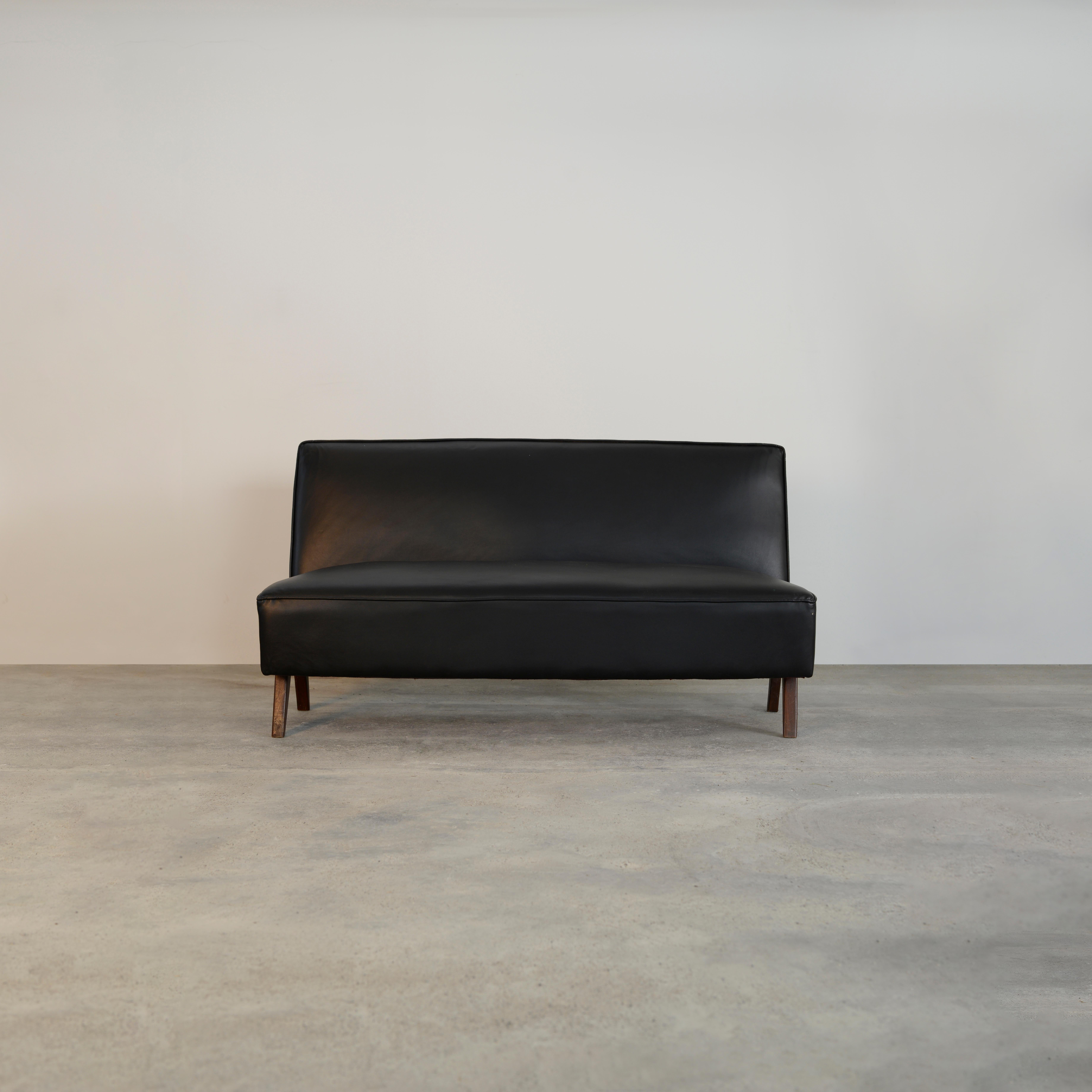 Pierre Jeanneret PJ-SI-38-B Sofá / Auténtico Moderno de Mediados de Siglo Moderno de mediados de siglo en venta